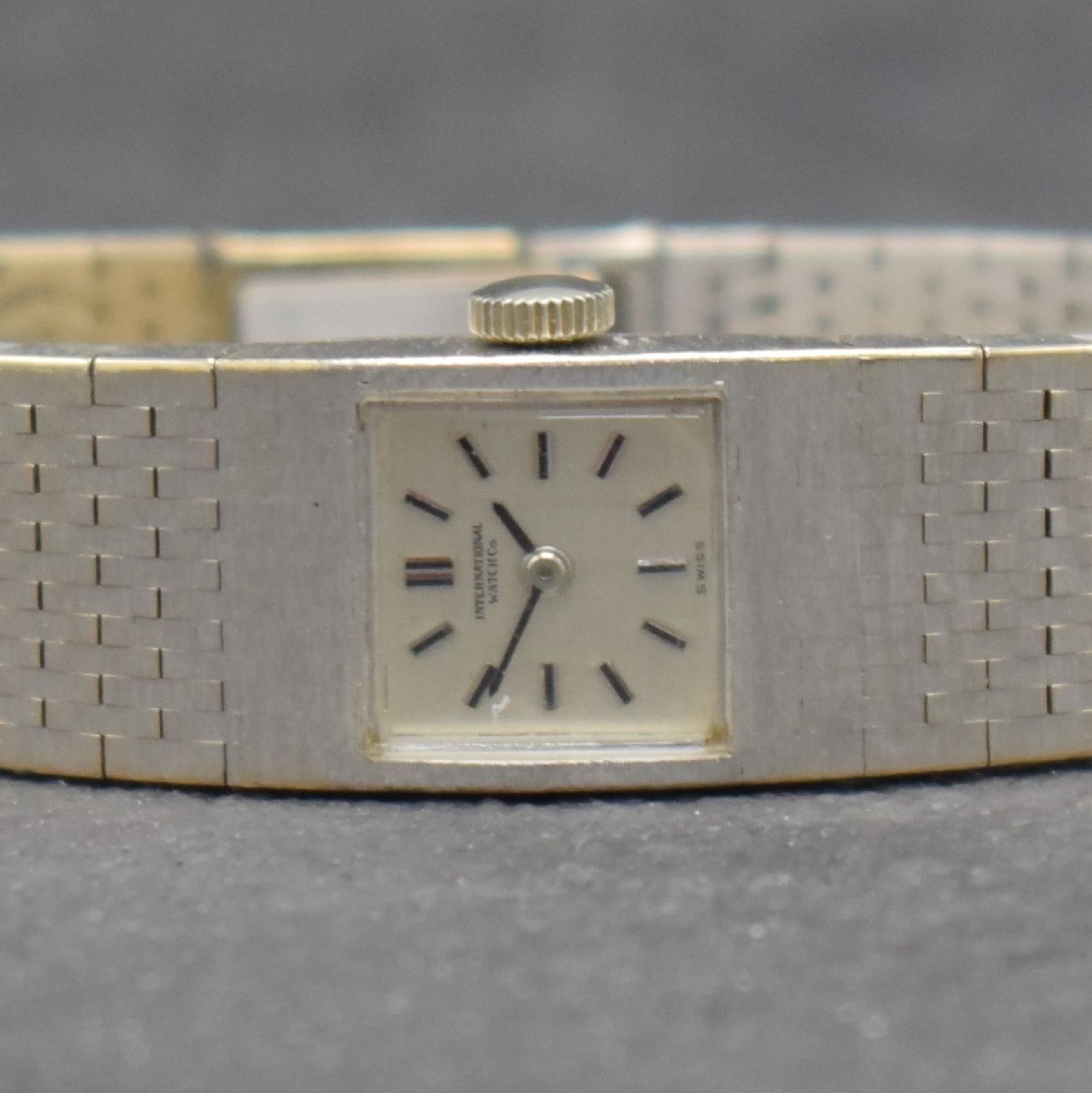Detail a: IWC feine Damenarmbanduhr in WG 750/000, Handaufzug, Schweiz um 1966, 2-teil. Geh., Boden aufgedr., silberfarb. Zifferblatt m. aufges. Indizes, Anz. ...