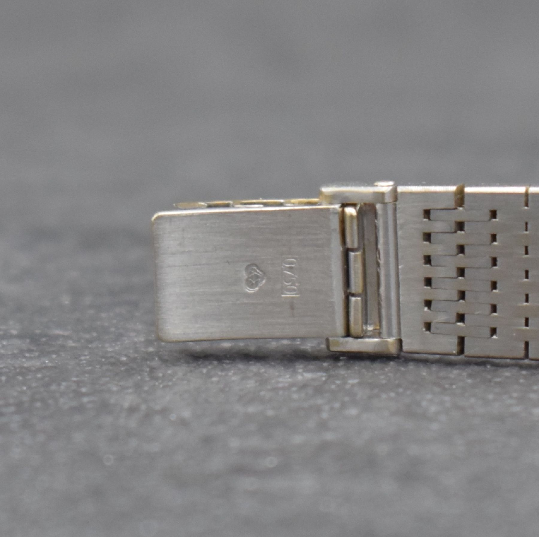 Detail c: IWC feine Damenarmbanduhr in WG 750/000, Handaufzug, Schweiz um 1966, 2-teil. Geh., Boden aufgedr., silberfarb. Zifferblatt m. aufges. Indizes, Anz. ...