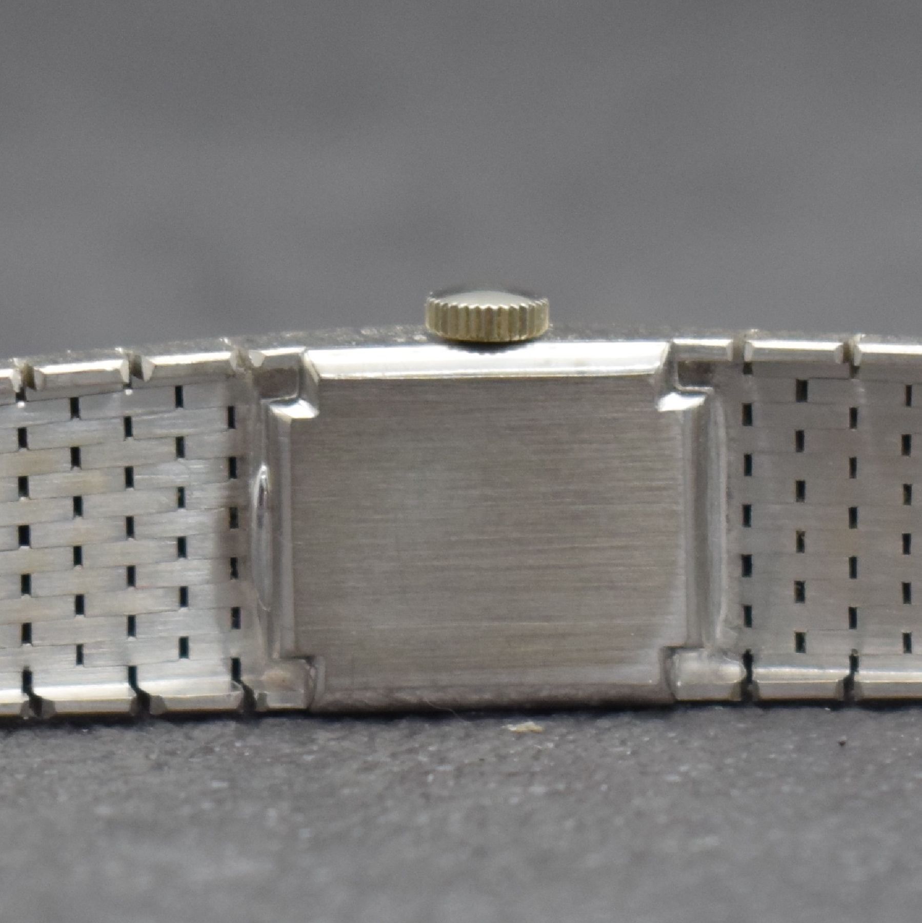 Detail d: IWC feine Damenarmbanduhr in WG 750/000, Handaufzug, Schweiz um 1966, 2-teil. Geh., Boden aufgedr., silberfarb. Zifferblatt m. aufges. Indizes, Anz. ...