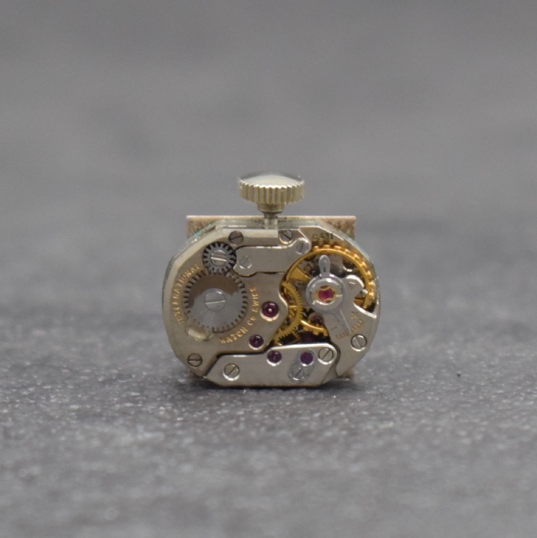 Detail e: IWC feine Damenarmbanduhr in WG 750/000, Handaufzug, Schweiz um 1966, 2-teil. Geh., Boden aufgedr., silberfarb. Zifferblatt m. aufges. Indizes, Anz. ...