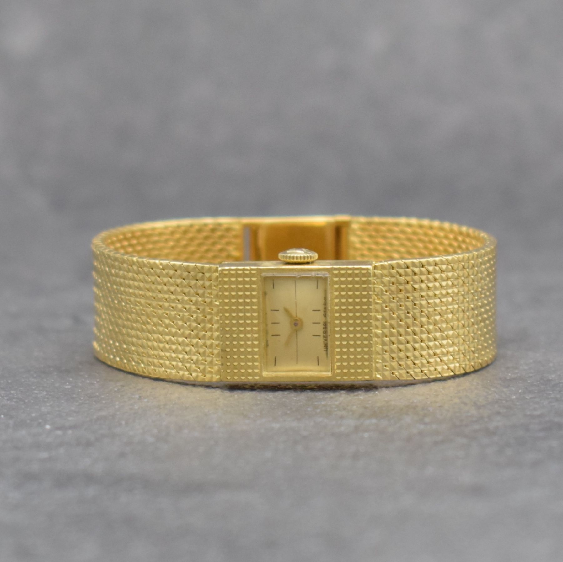UNIVERSAL GENEVE Damenarmbanduhr in GG 750/000, Schweiz um 1965, Handaufzug, rechteck. Geh. m. anges. Pyramiden- Milanaiseband, Boden aufgedr., gold. ...