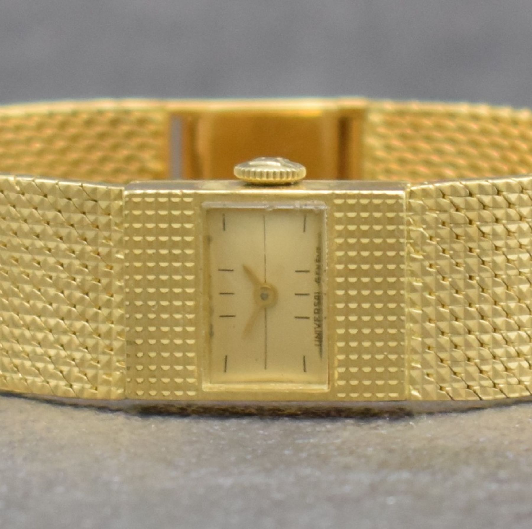 Detail a: UNIVERSAL GENEVE Damenarmbanduhr in GG 750/000, Schweiz um 1965, Handaufzug, rechteck. Geh. m. anges. Pyramiden- Milanaiseband, Boden aufgedr., gold. ...