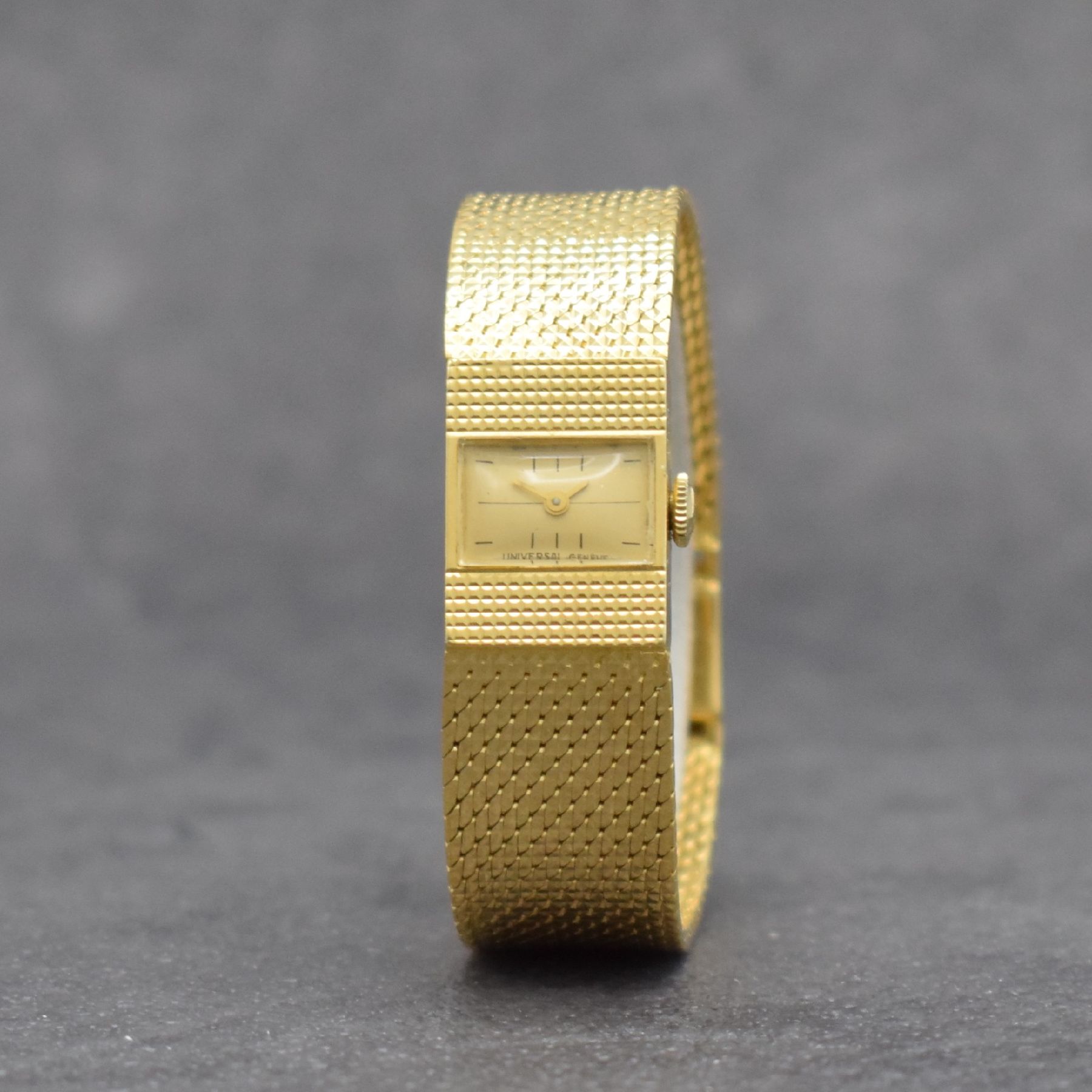Detail b: UNIVERSAL GENEVE Damenarmbanduhr in GG 750/000, Schweiz um 1965, Handaufzug, rechteck. Geh. m. anges. Pyramiden- Milanaiseband, Boden aufgedr., gold. ...