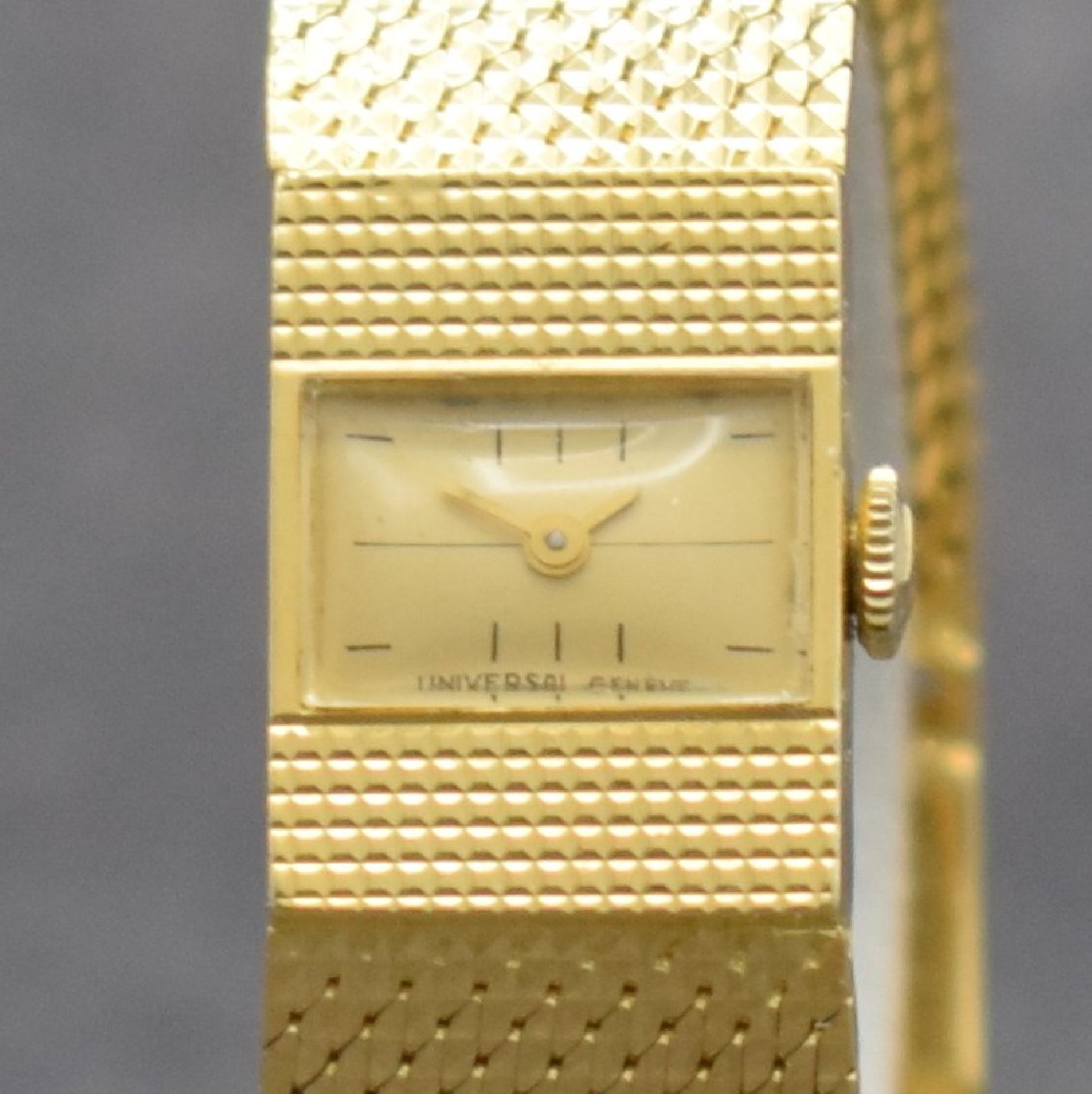 Detail c: UNIVERSAL GENEVE Damenarmbanduhr in GG 750/000, Schweiz um 1965, Handaufzug, rechteck. Geh. m. anges. Pyramiden- Milanaiseband, Boden aufgedr., gold. ...