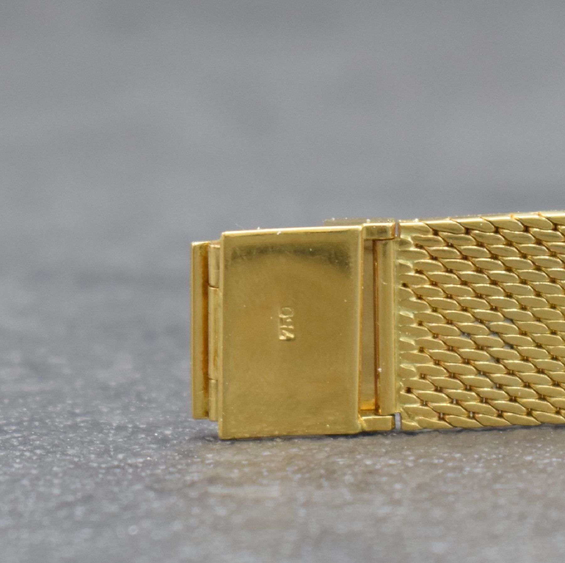 Detail d: UNIVERSAL GENEVE Damenarmbanduhr in GG 750/000, Schweiz um 1965, Handaufzug, rechteck. Geh. m. anges. Pyramiden- Milanaiseband, Boden aufgedr., gold. ...