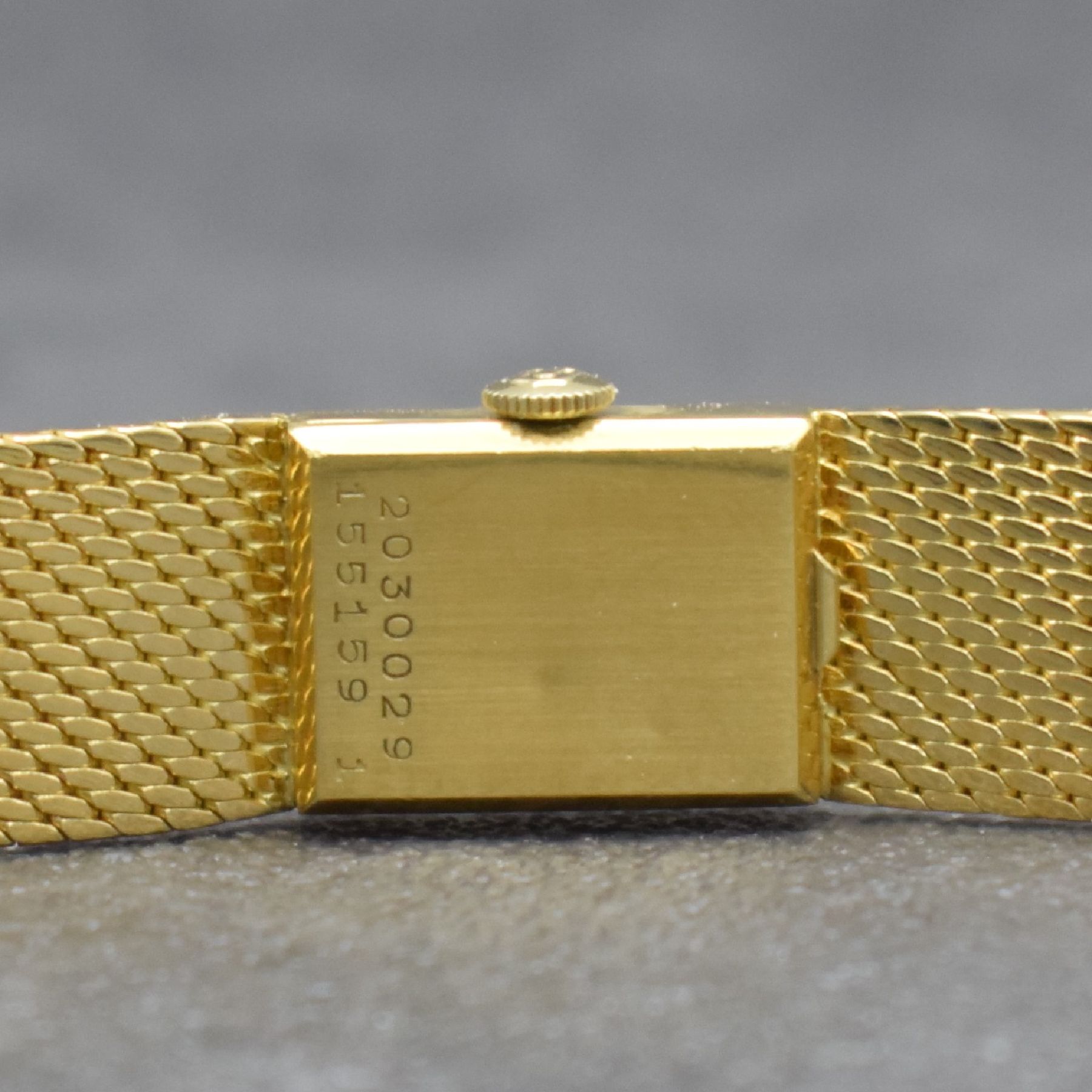 Detail f: UNIVERSAL GENEVE Damenarmbanduhr in GG 750/000, Schweiz um 1965, Handaufzug, rechteck. Geh. m. anges. Pyramiden- Milanaiseband, Boden aufgedr., gold. ...