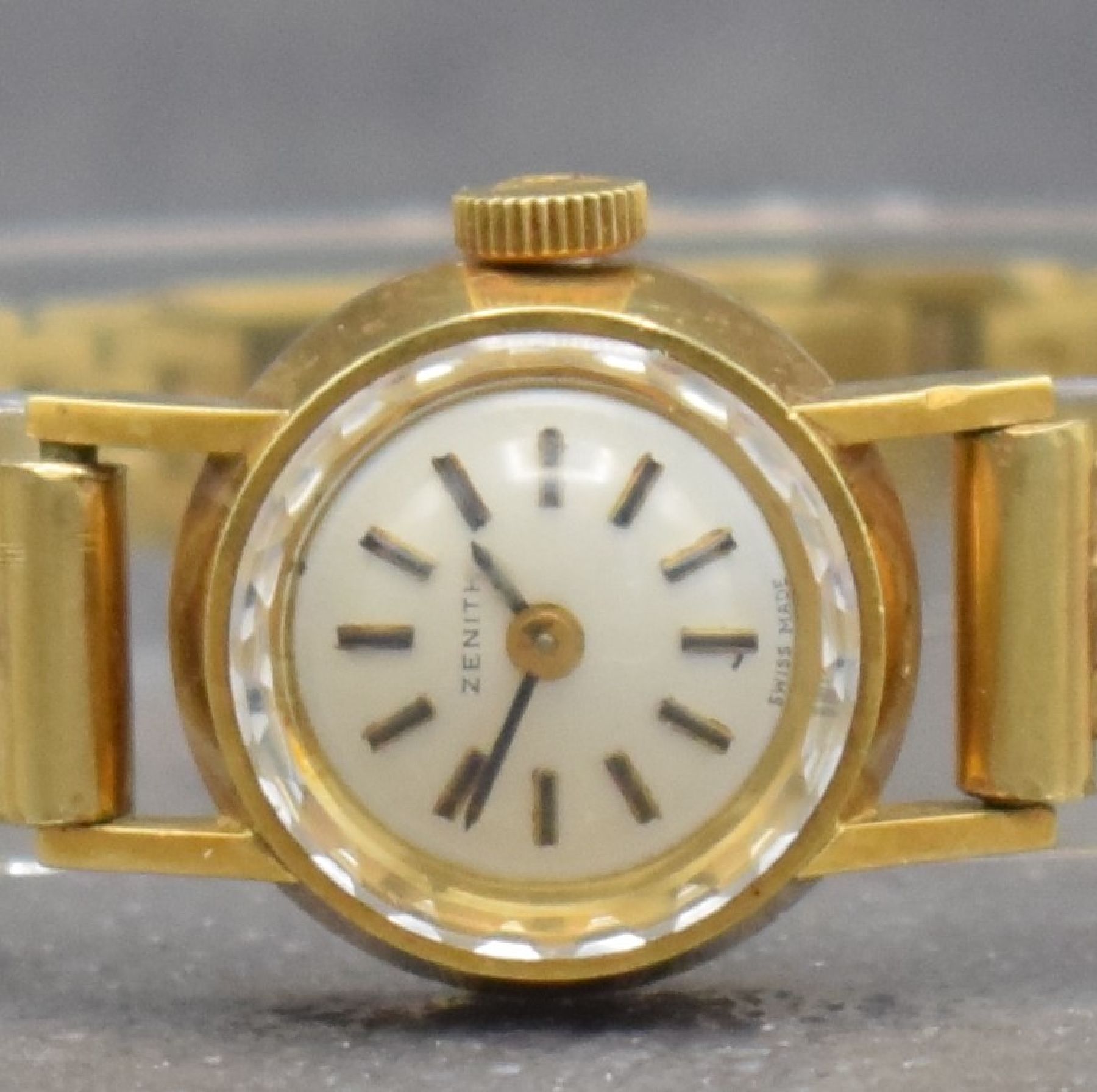 Detail a: ZENITH Damenarmbanduhr in GG 750/000 mit neutralem Band in GG 585/000, Schweiz um 1965, Handaufzug, gedr. Geh., orig. Krone, silb. Zifferbl., ...