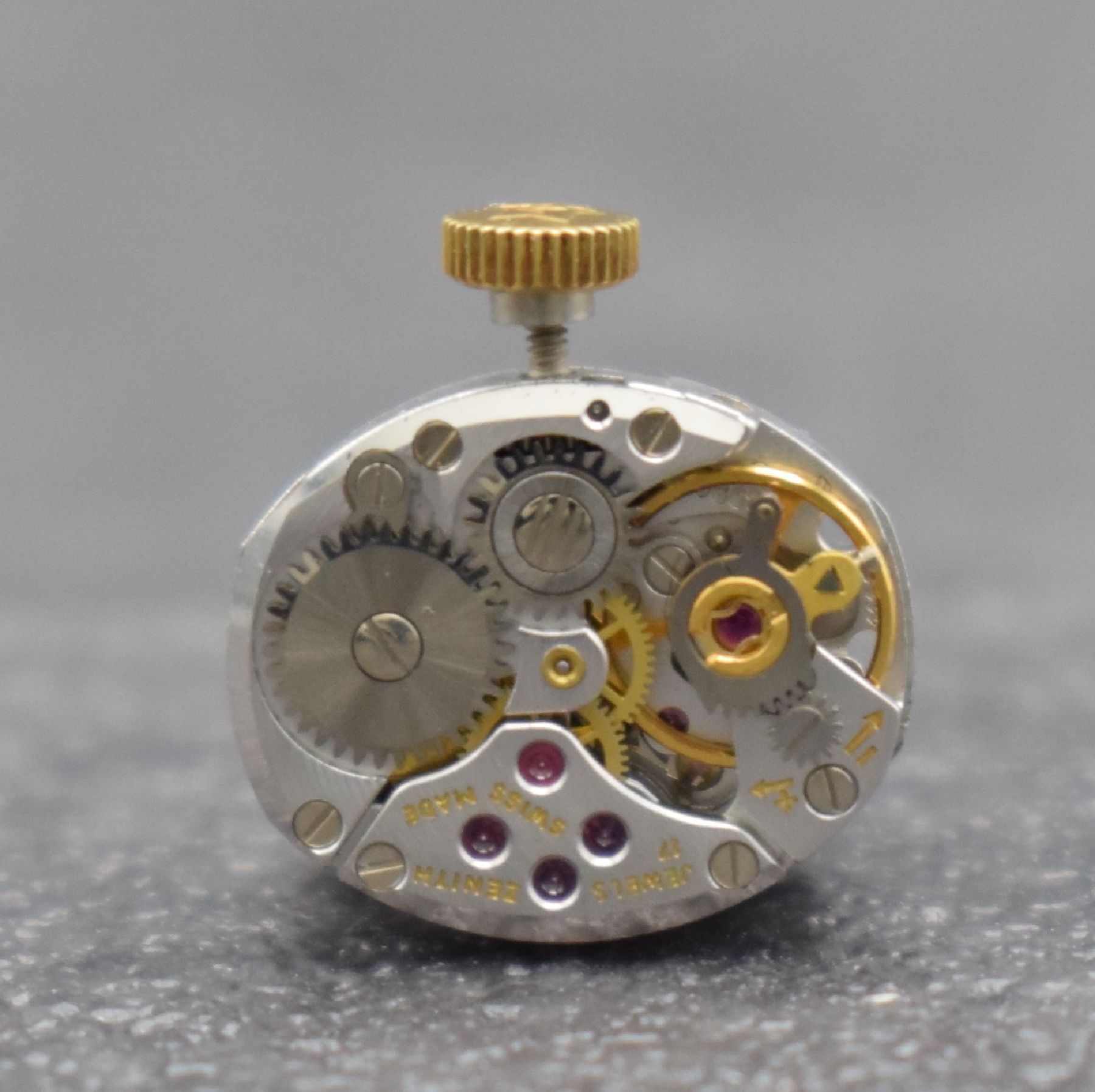 Detail e: ZENITH Damenarmbanduhr in GG 750/000 mit neutralem Band in GG 585/000, Schweiz um 1965, Handaufzug, gedr. Geh., orig. Krone, silb. Zifferbl., ...