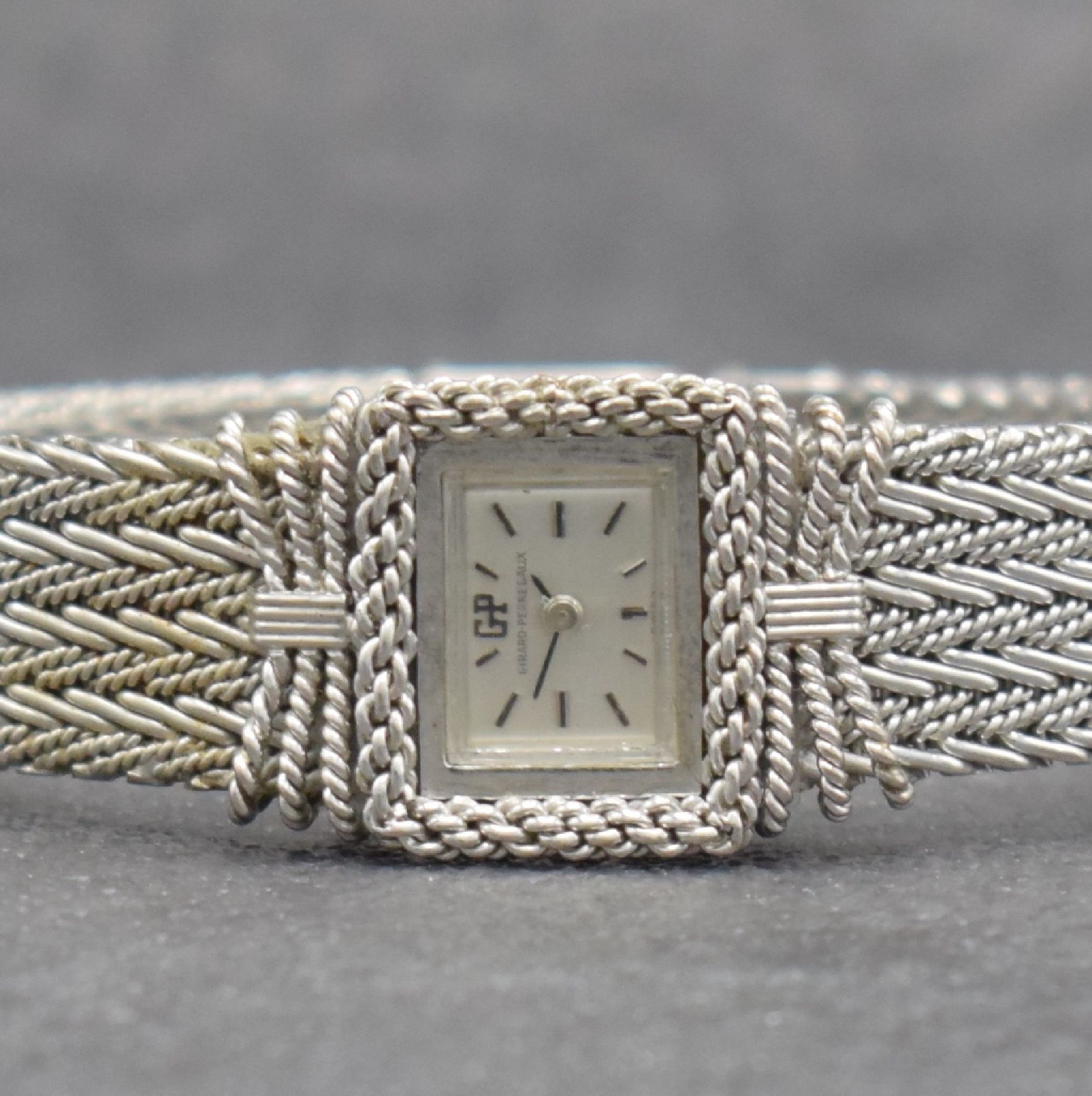 Detail a: GIRARD PERREGAUX ausgefallene Damenarmbanduhr in WG 750/000, Schweiz um 1970, Handaufzug, rechteck. Geh. m. schleifen-artig geflochtener Front, silb. ...
