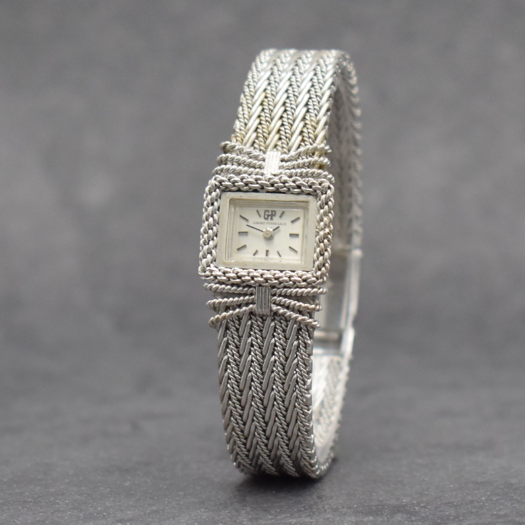 Detail b: GIRARD PERREGAUX ausgefallene Damenarmbanduhr in WG 750/000, Schweiz um 1970, Handaufzug, rechteck. Geh. m. schleifen-artig geflochtener Front, silb. ...