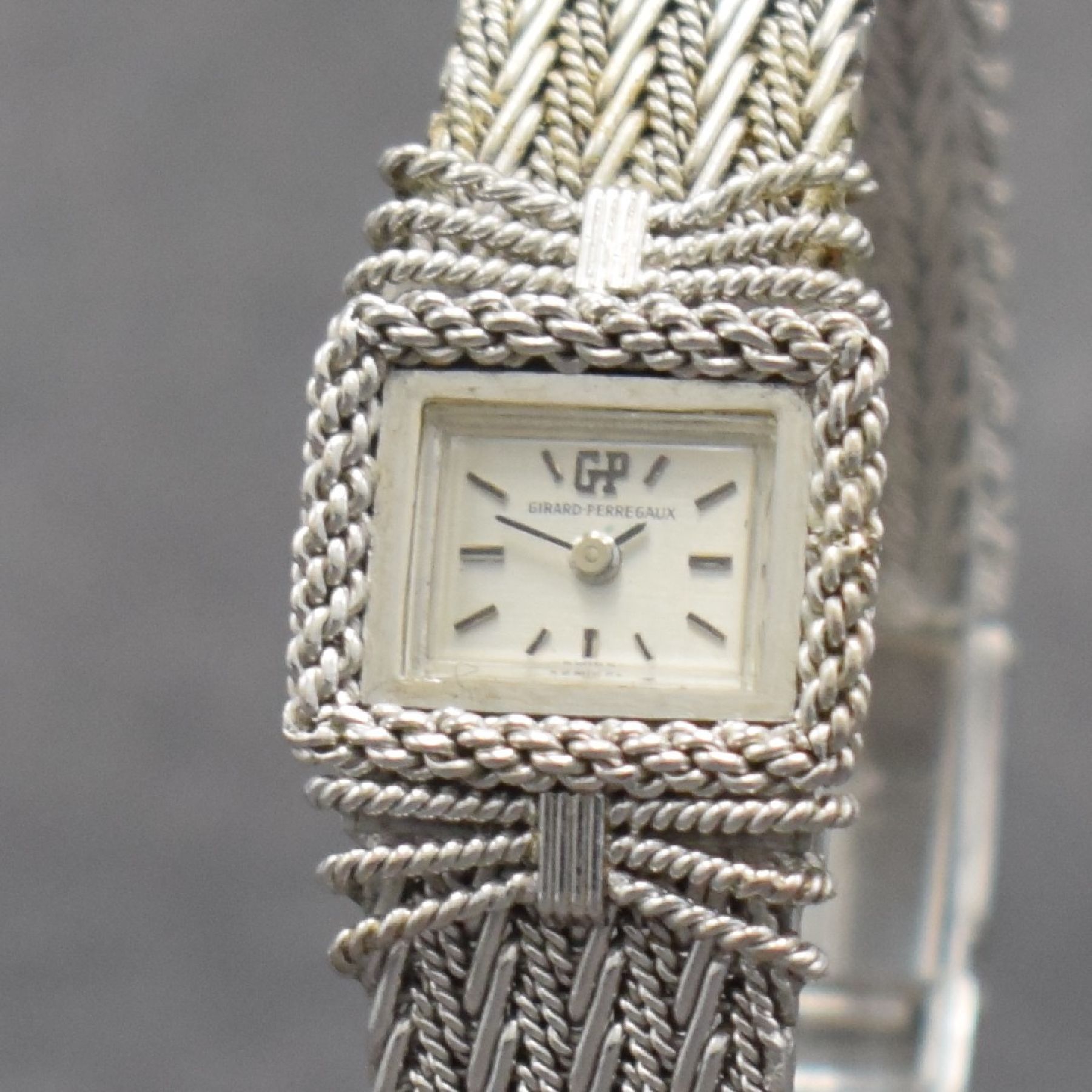 Detail c: GIRARD PERREGAUX ausgefallene Damenarmbanduhr in WG 750/000, Schweiz um 1970, Handaufzug, rechteck. Geh. m. schleifen-artig geflochtener Front, silb. ...