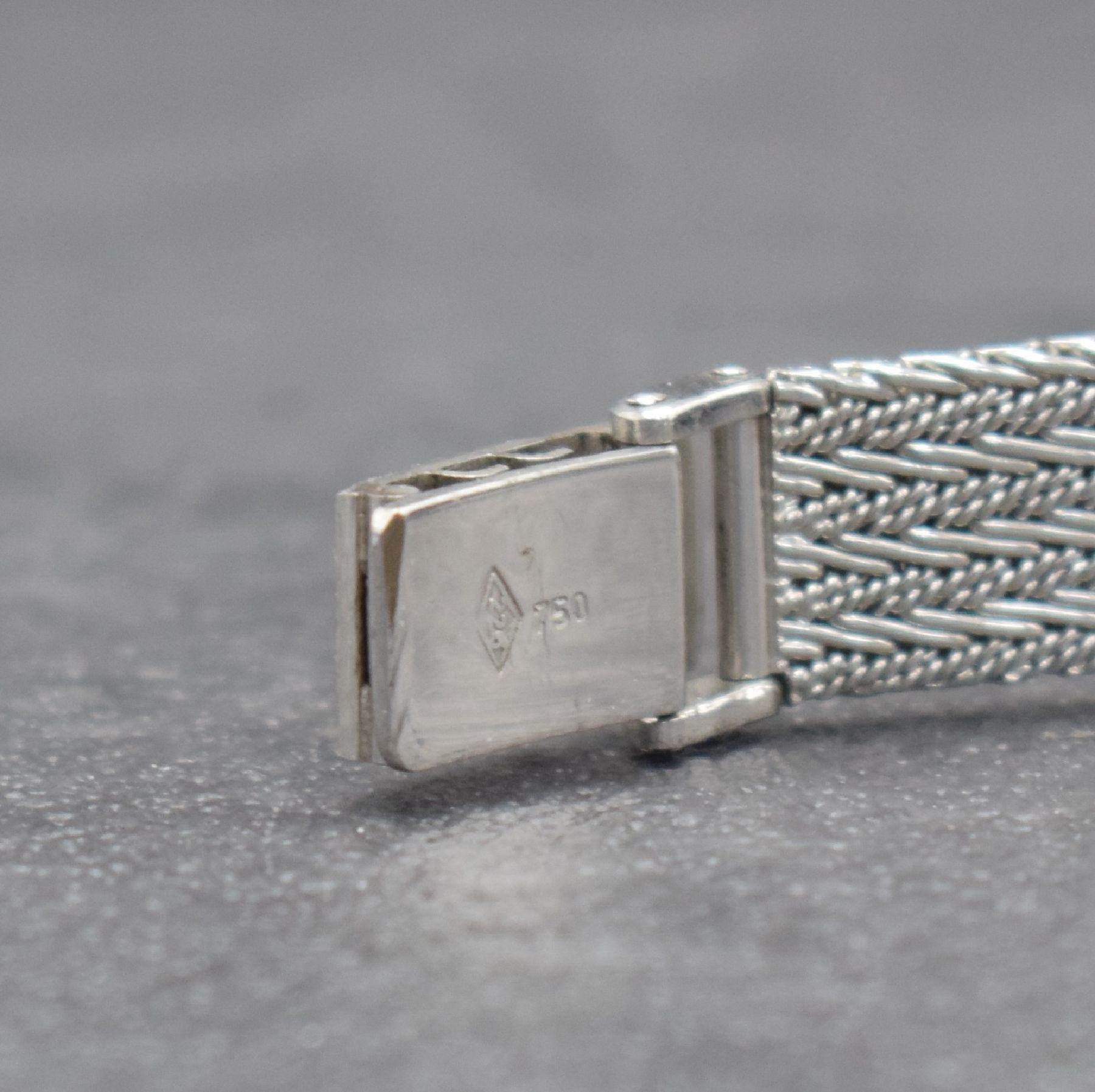 Detail d: GIRARD PERREGAUX ausgefallene Damenarmbanduhr in WG 750/000, Schweiz um 1970, Handaufzug, rechteck. Geh. m. schleifen-artig geflochtener Front, silb. ...