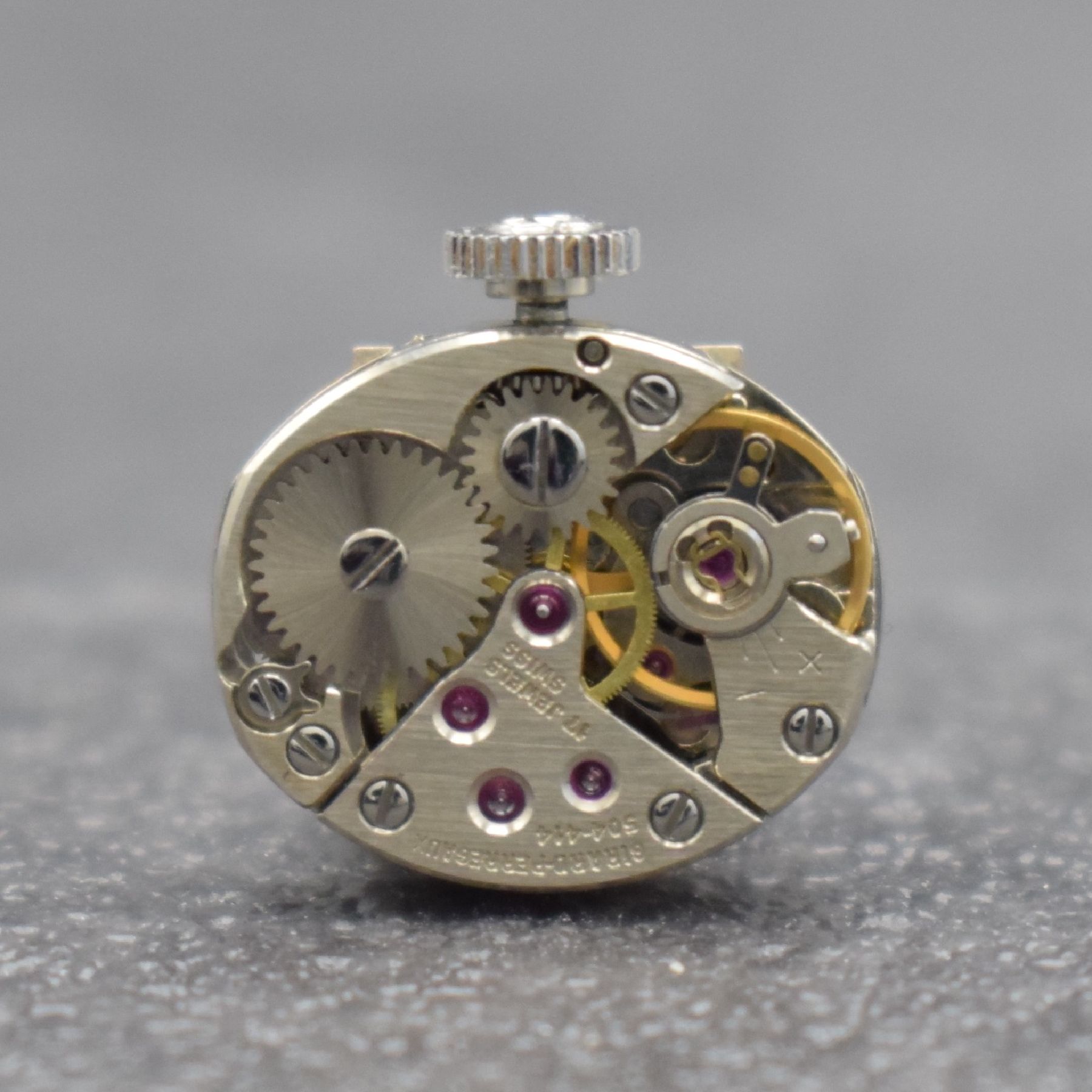 Detail g: GIRARD PERREGAUX ausgefallene Damenarmbanduhr in WG 750/000, Schweiz um 1970, Handaufzug, rechteck. Geh. m. schleifen-artig geflochtener Front, silb. ...