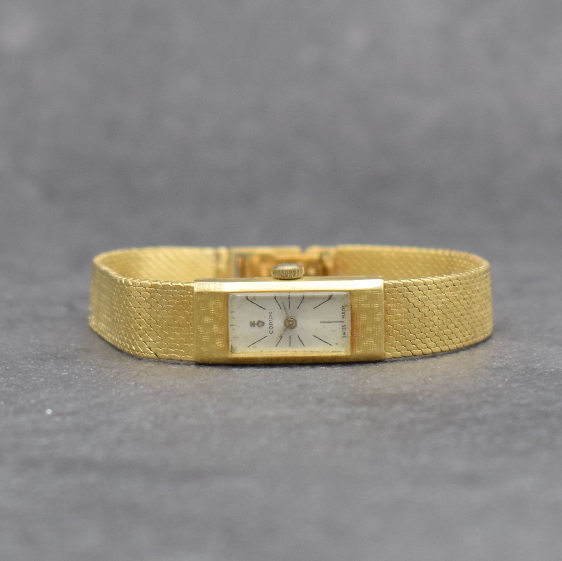 CORUM Damenarmbanduhr in GG 750/000, Schweiz um 1965, Handaufzug, schmales gedr. Geh., anges. Gay Freres Milanaiseband, silb. Zifferbl. pat., vern. ...