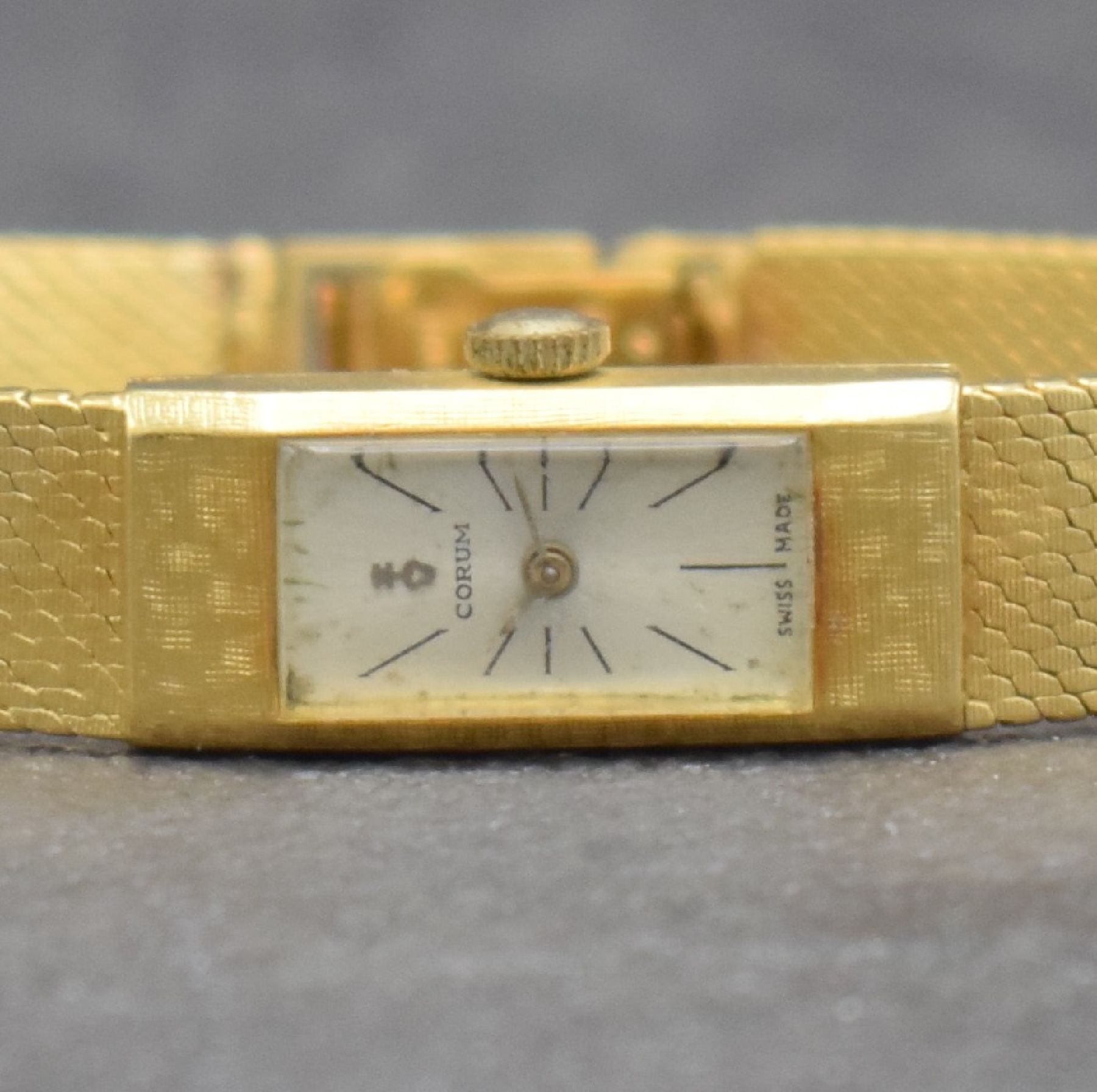 Detail a: CORUM Damenarmbanduhr in GG 750/000, Schweiz um 1965, Handaufzug, schmales gedr. Geh., anges. Gay Freres Milanaiseband, silb. Zifferbl. pat., vern. ...