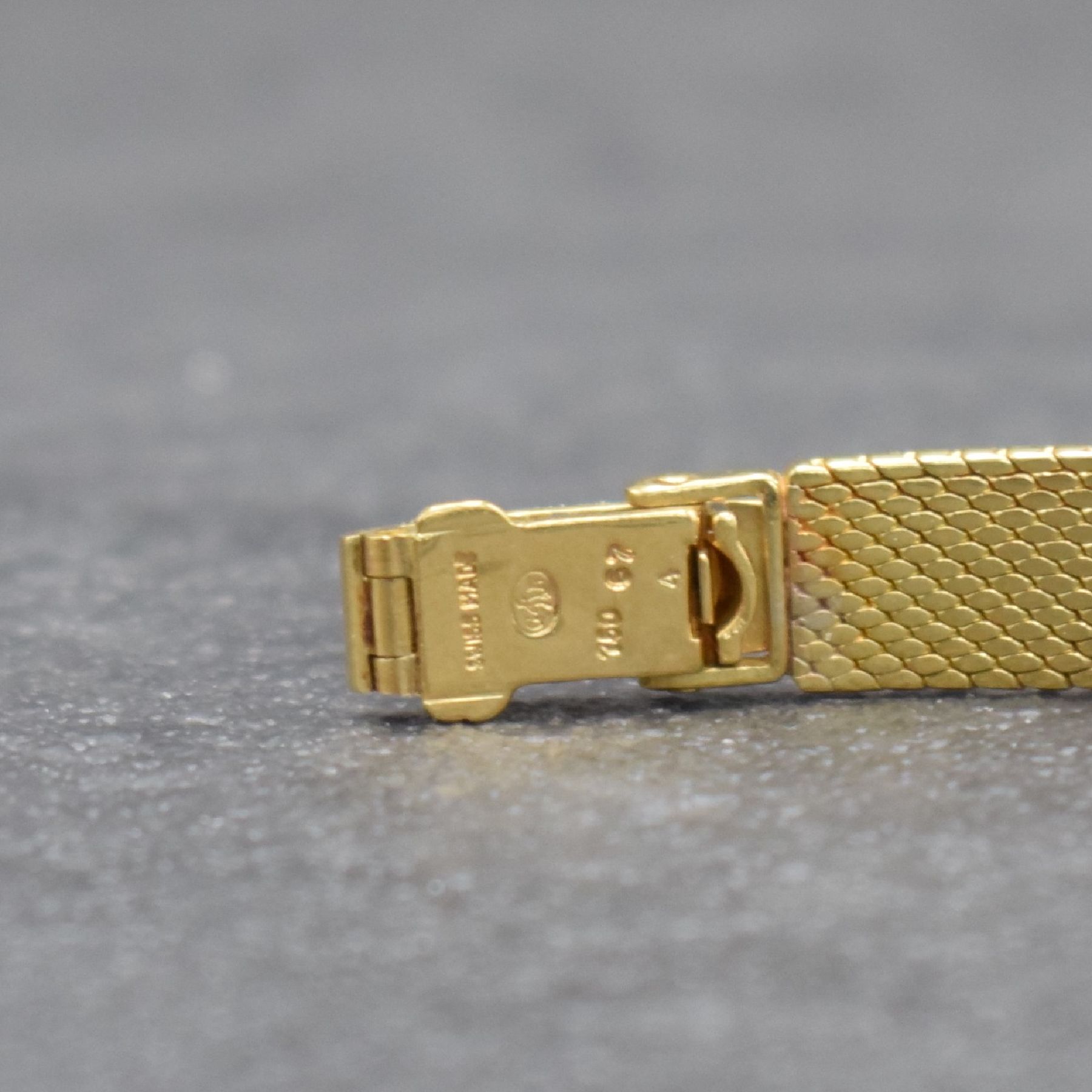 Detail b: CORUM Damenarmbanduhr in GG 750/000, Schweiz um 1965, Handaufzug, schmales gedr. Geh., anges. Gay Freres Milanaiseband, silb. Zifferbl. pat., vern. ...