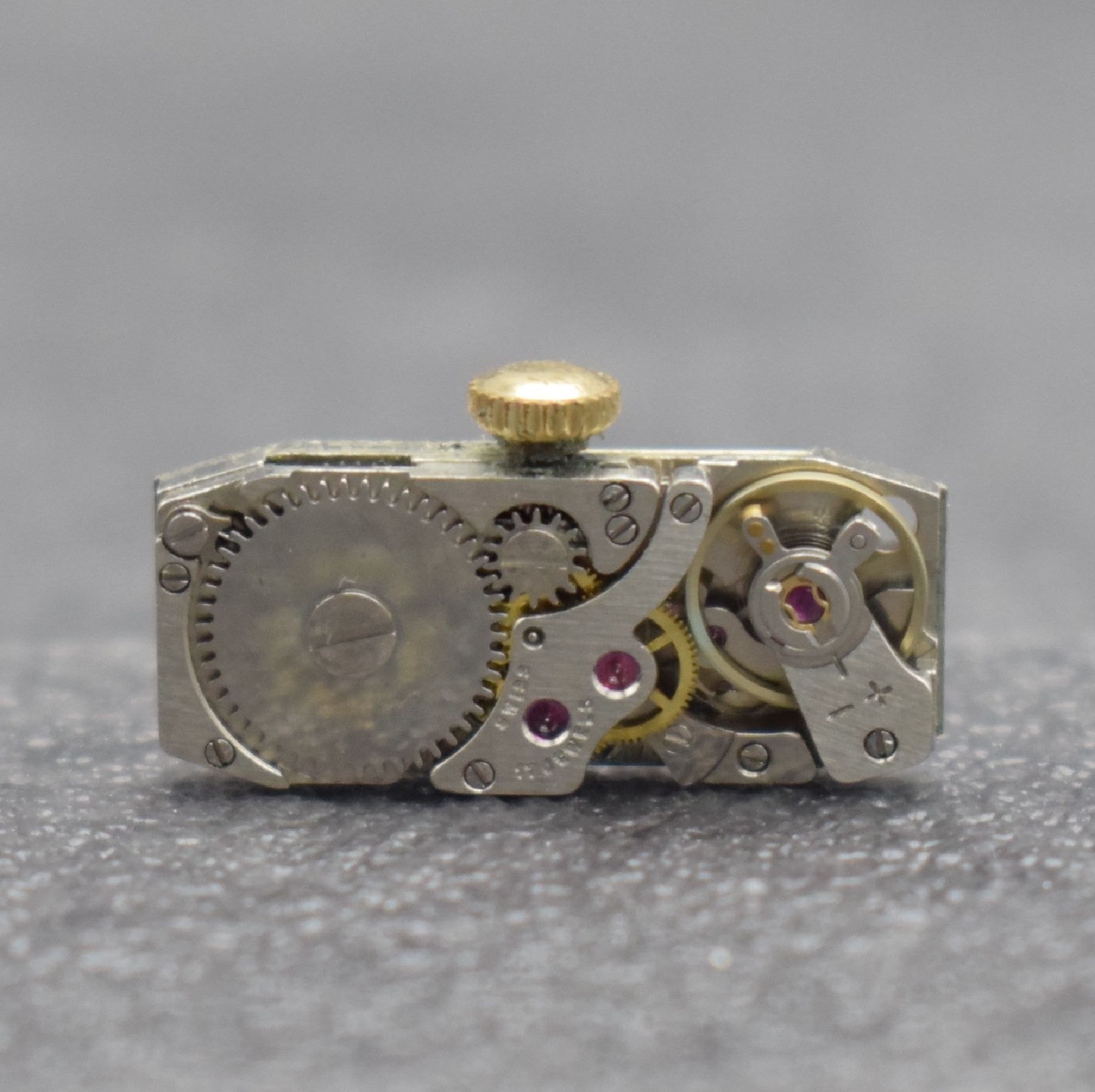 Detail d: CORUM Damenarmbanduhr in GG 750/000, Schweiz um 1965, Handaufzug, schmales gedr. Geh., anges. Gay Freres Milanaiseband, silb. Zifferbl. pat., vern. ...