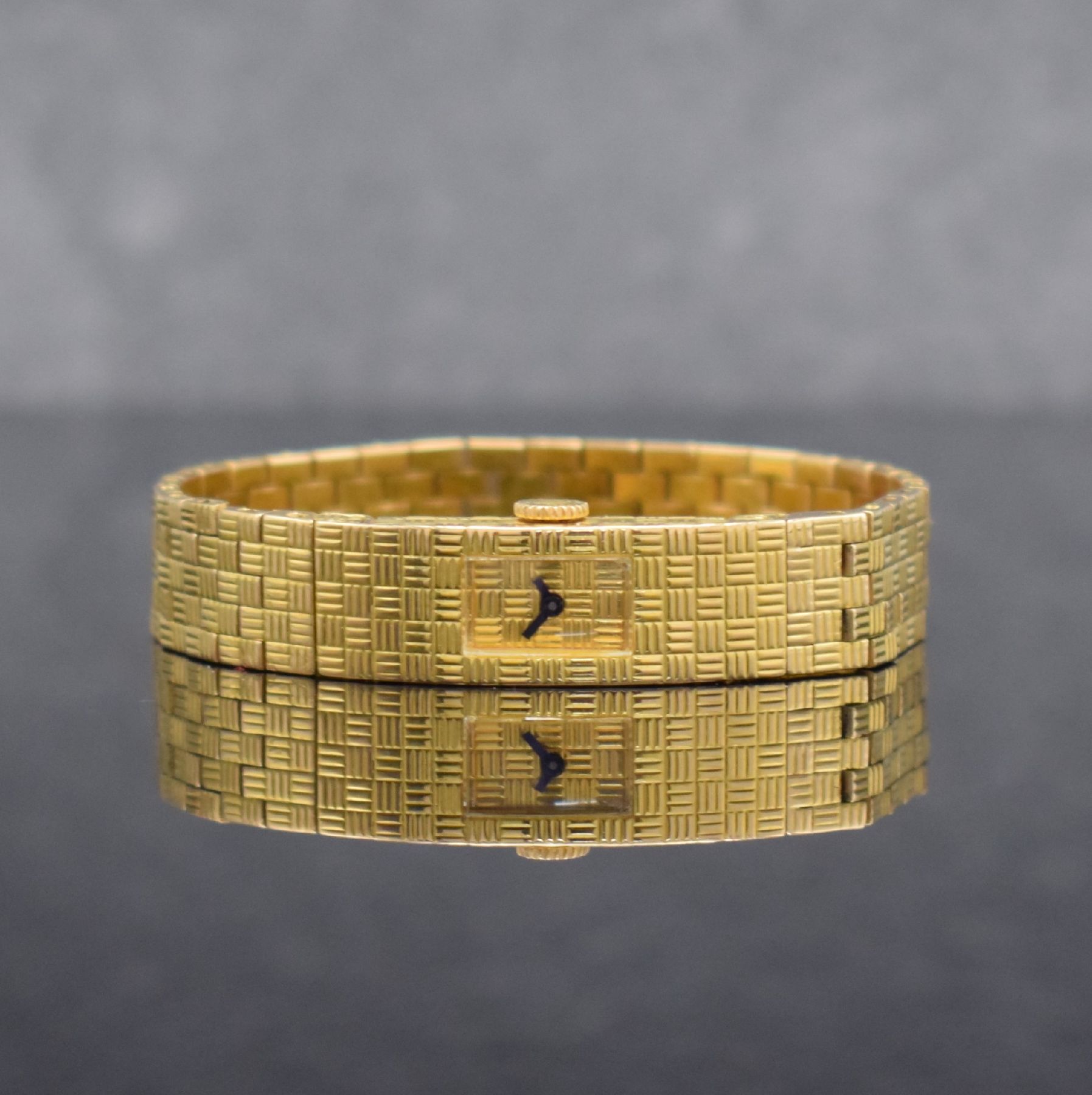 BOUCHERON feine Damenarmbanduhr in GG 750/000, Frankreich/Schweiz um 1960, Handaufzug, Schachbrettartig strukturiertes hochwertiges Gliederband und ...