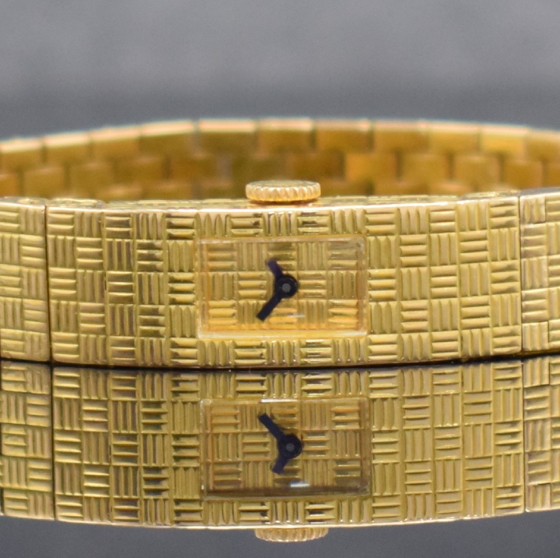 Detail a: BOUCHERON feine Damenarmbanduhr in GG 750/000, Frankreich/Schweiz um 1960, Handaufzug, Schachbrettartig strukturiertes hochwertiges Gliederband und ...