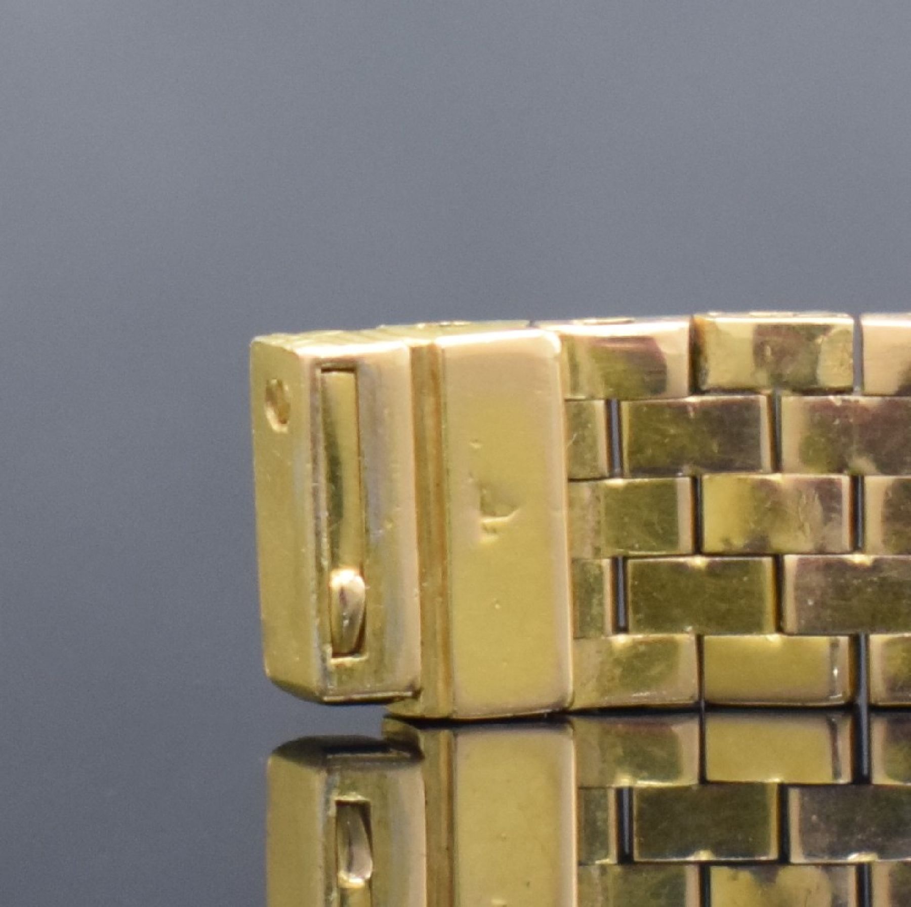 Detail b: BOUCHERON feine Damenarmbanduhr in GG 750/000, Frankreich/Schweiz um 1960, Handaufzug, Schachbrettartig strukturiertes hochwertiges Gliederband und ...