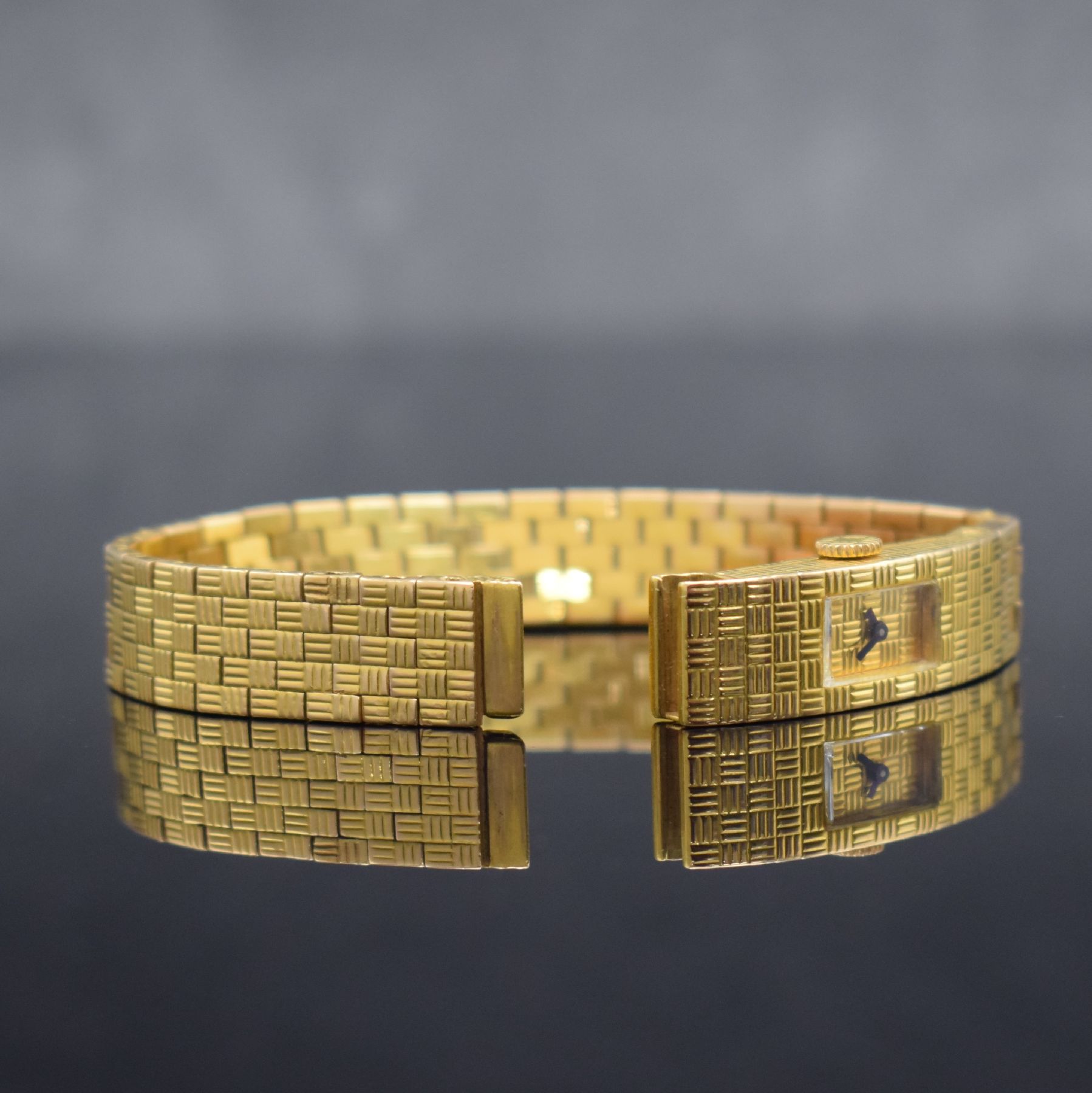 Detail c: BOUCHERON feine Damenarmbanduhr in GG 750/000, Frankreich/Schweiz um 1960, Handaufzug, Schachbrettartig strukturiertes hochwertiges Gliederband und ...