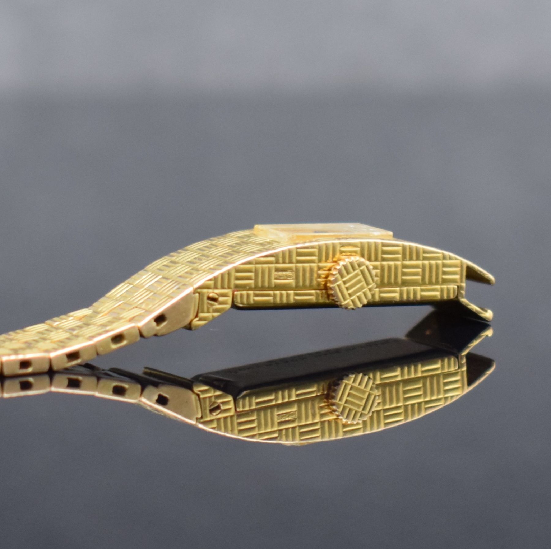 Detail d: BOUCHERON feine Damenarmbanduhr in GG 750/000, Frankreich/Schweiz um 1960, Handaufzug, Schachbrettartig strukturiertes hochwertiges Gliederband und ...