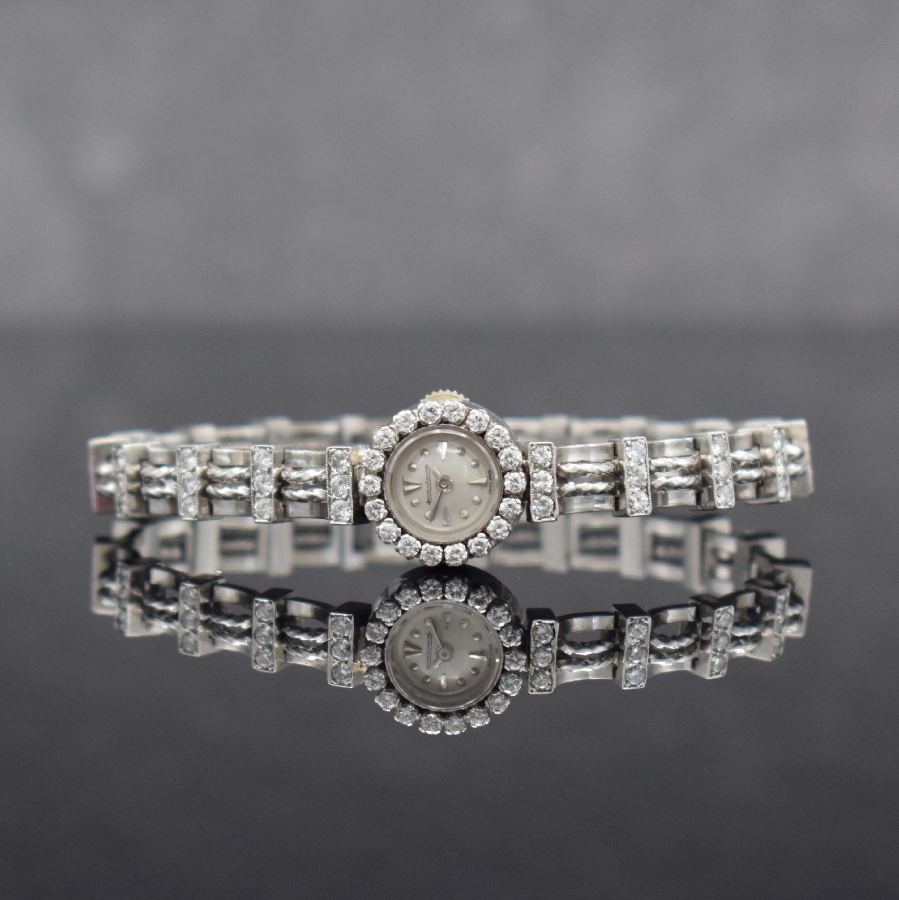 Jaeger-LeCoultre ausgefallene, Diamantbesetzte Damenarmbanduhr in WG 750/000, Schweiz um 1945, Handaufzug, 2-fach verschr. Geh. m. rückseitiger ...