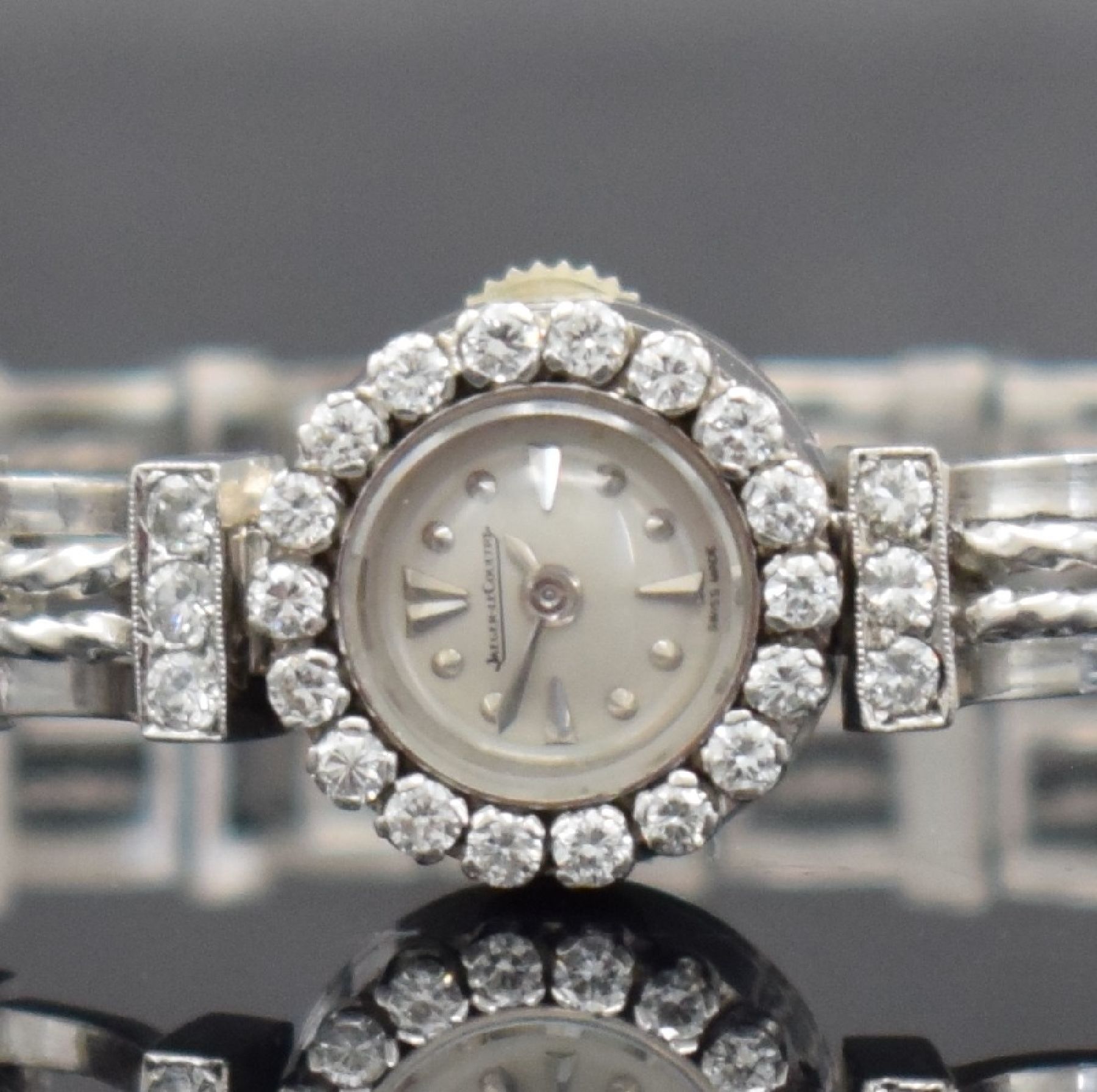 Detail a: Jaeger-LeCoultre ausgefallene, Diamantbesetzte Damenarmbanduhr in WG 750/000, Schweiz um 1945, Handaufzug, 2-fach verschr. Geh. m. rückseitiger ...