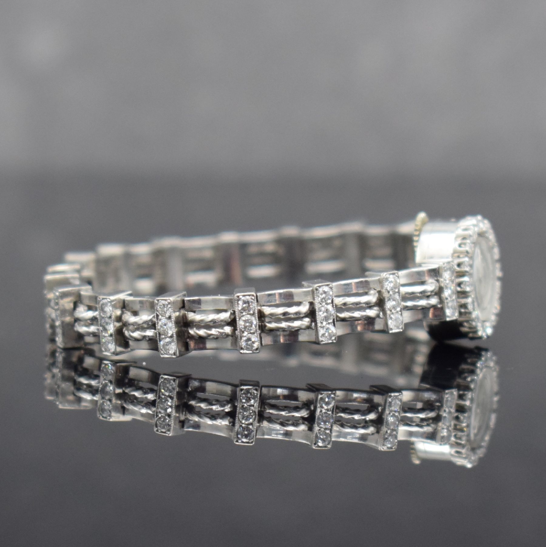 Detail c: Jaeger-LeCoultre ausgefallene, Diamantbesetzte Damenarmbanduhr in WG 750/000, Schweiz um 1945, Handaufzug, 2-fach verschr. Geh. m. rückseitiger ...