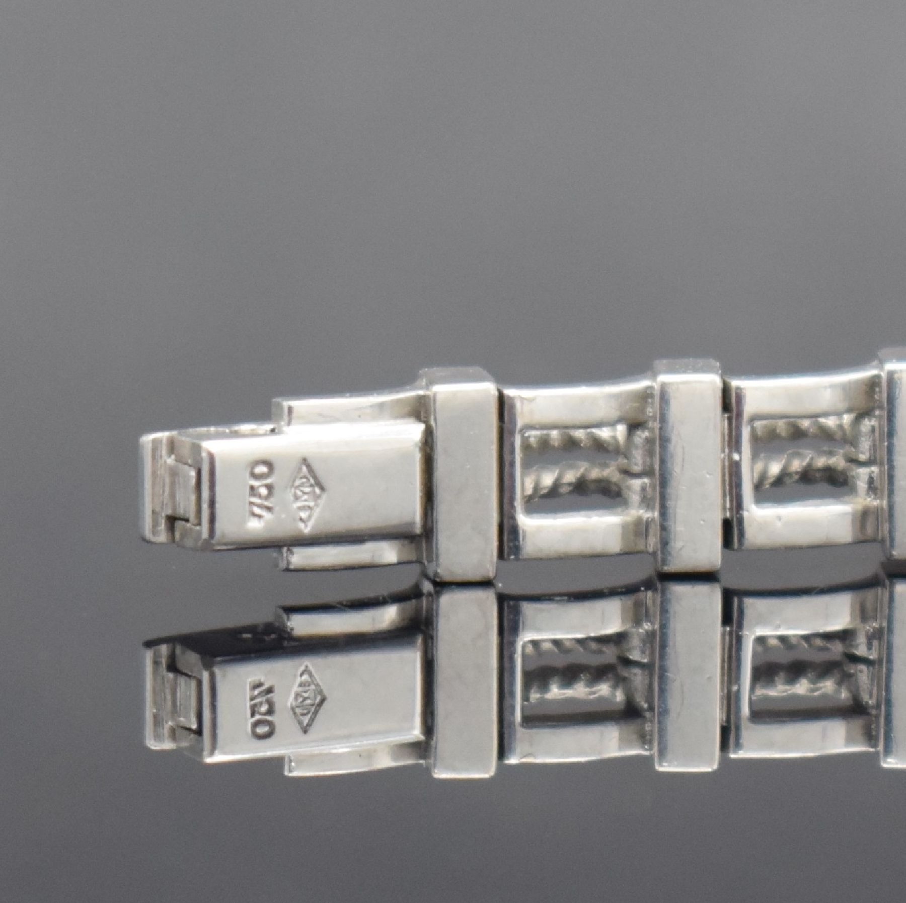 Detail d: Jaeger-LeCoultre ausgefallene, Diamantbesetzte Damenarmbanduhr in WG 750/000, Schweiz um 1945, Handaufzug, 2-fach verschr. Geh. m. rückseitiger ...