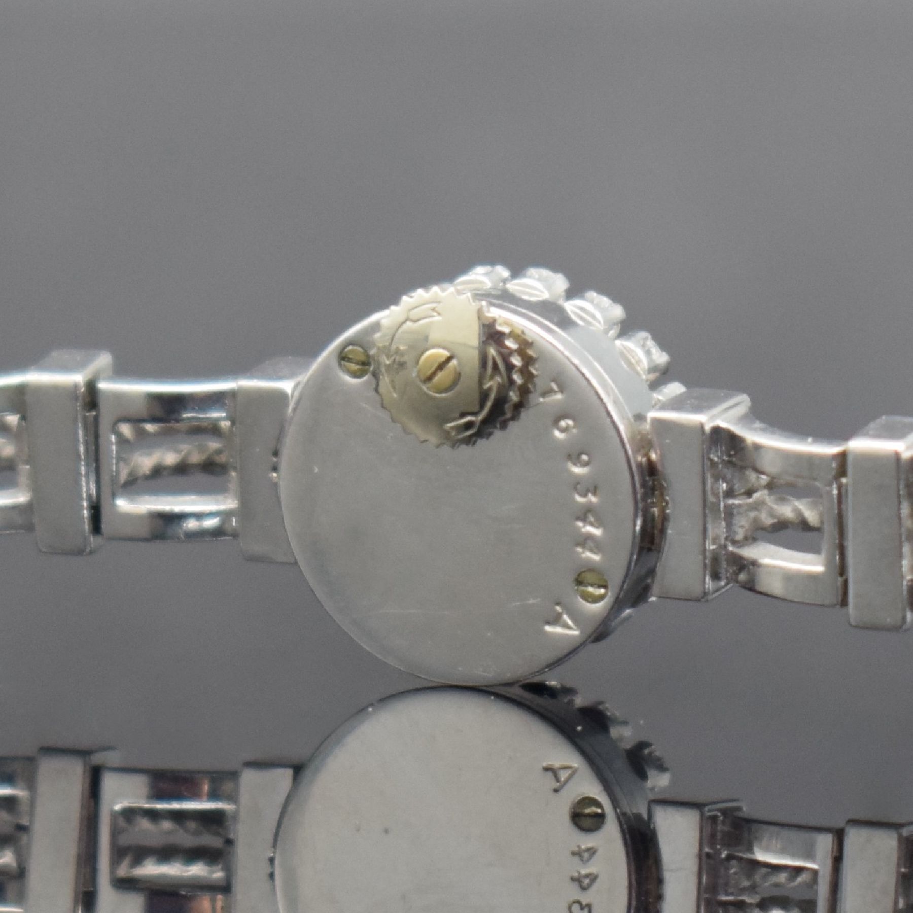 Detail e: Jaeger-LeCoultre ausgefallene, Diamantbesetzte Damenarmbanduhr in WG 750/000, Schweiz um 1945, Handaufzug, 2-fach verschr. Geh. m. rückseitiger ...