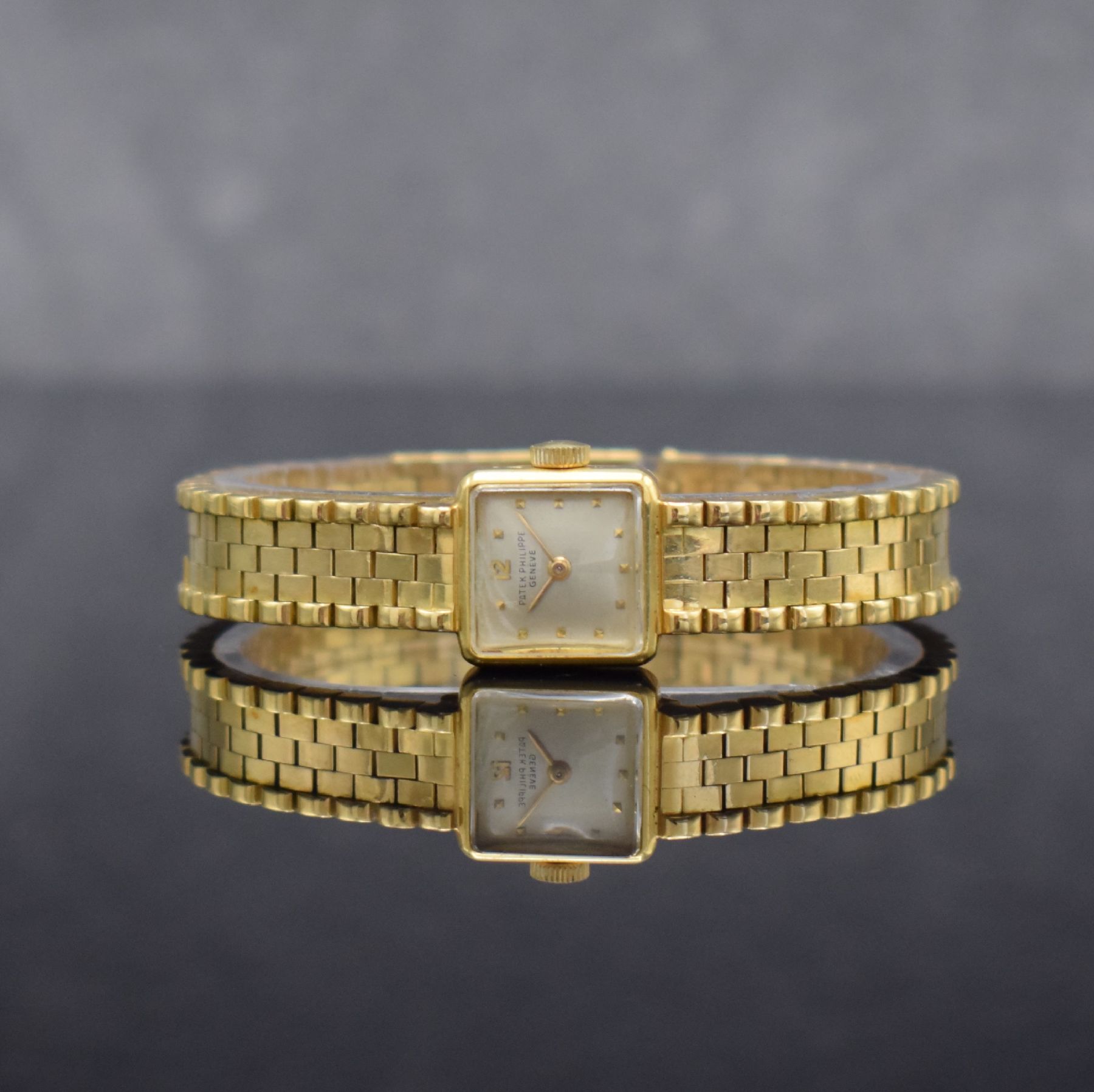 PATEK PHILIPPE feine Damenarmbanduhr in GG 750/000, Schweiz um 1950, Handaufzug, gedr. quadratisches Geh., anges. PPC & Gay Freres sign. Band, silb. ...