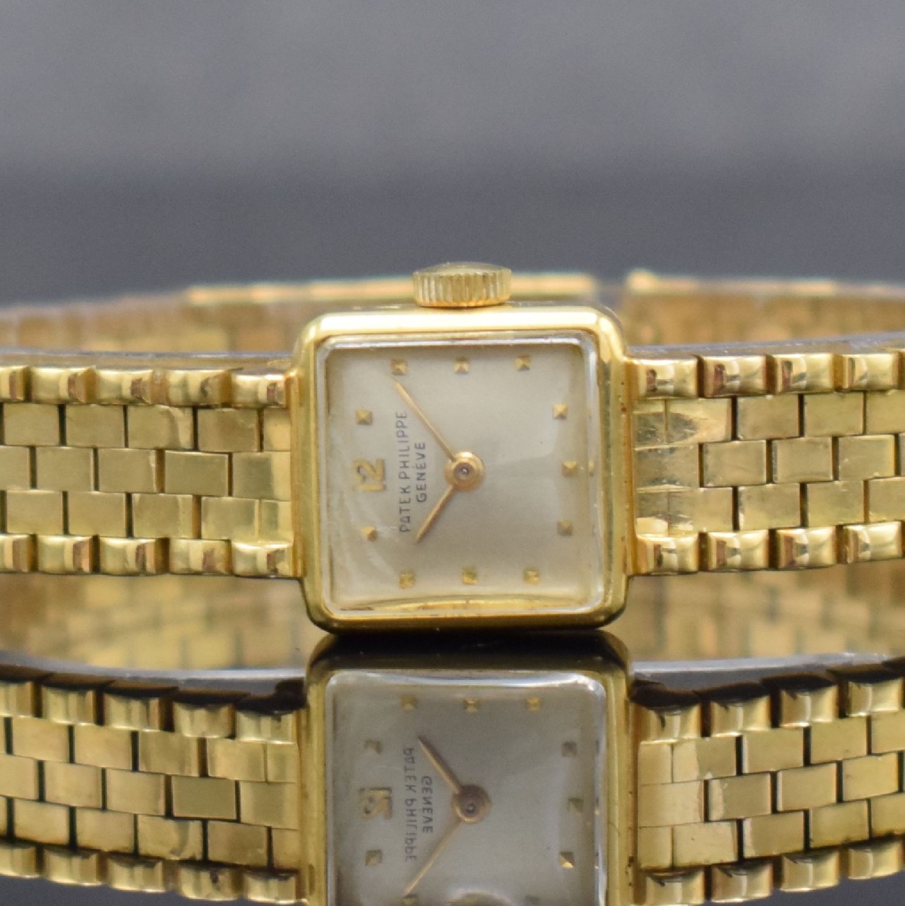 Detail a: PATEK PHILIPPE feine Damenarmbanduhr in GG 750/000, Schweiz um 1950, Handaufzug, gedr. quadratisches Geh., anges. PPC & Gay Freres sign. Band, silb. ...