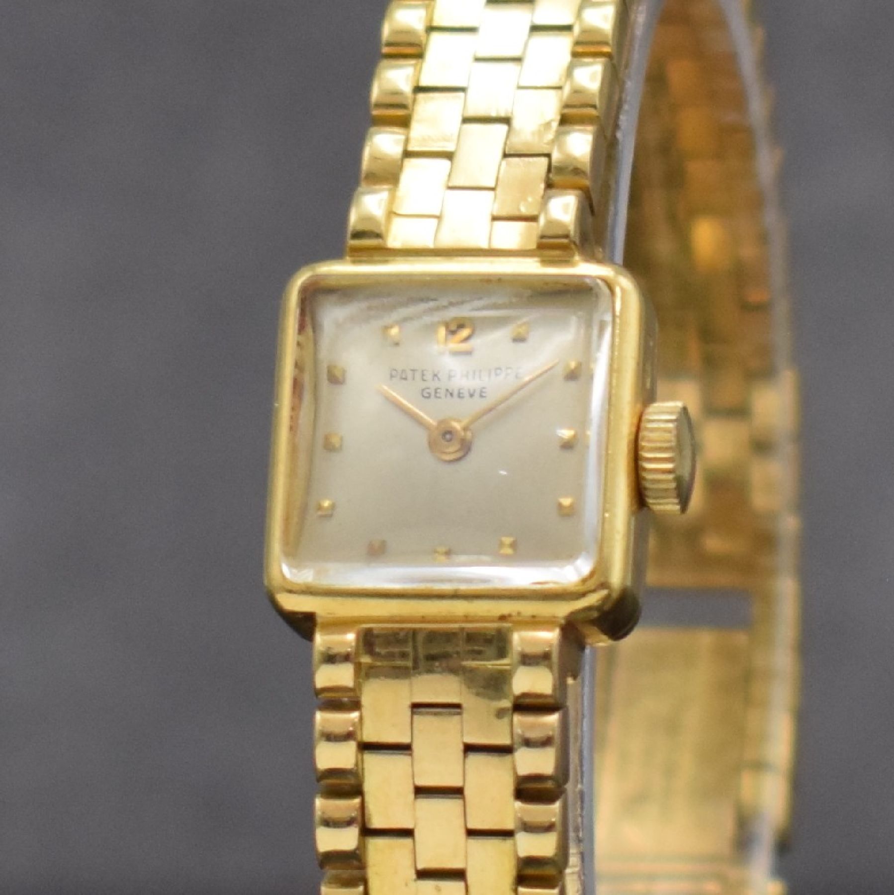 Detail c: PATEK PHILIPPE feine Damenarmbanduhr in GG 750/000, Schweiz um 1950, Handaufzug, gedr. quadratisches Geh., anges. PPC & Gay Freres sign. Band, silb. ...