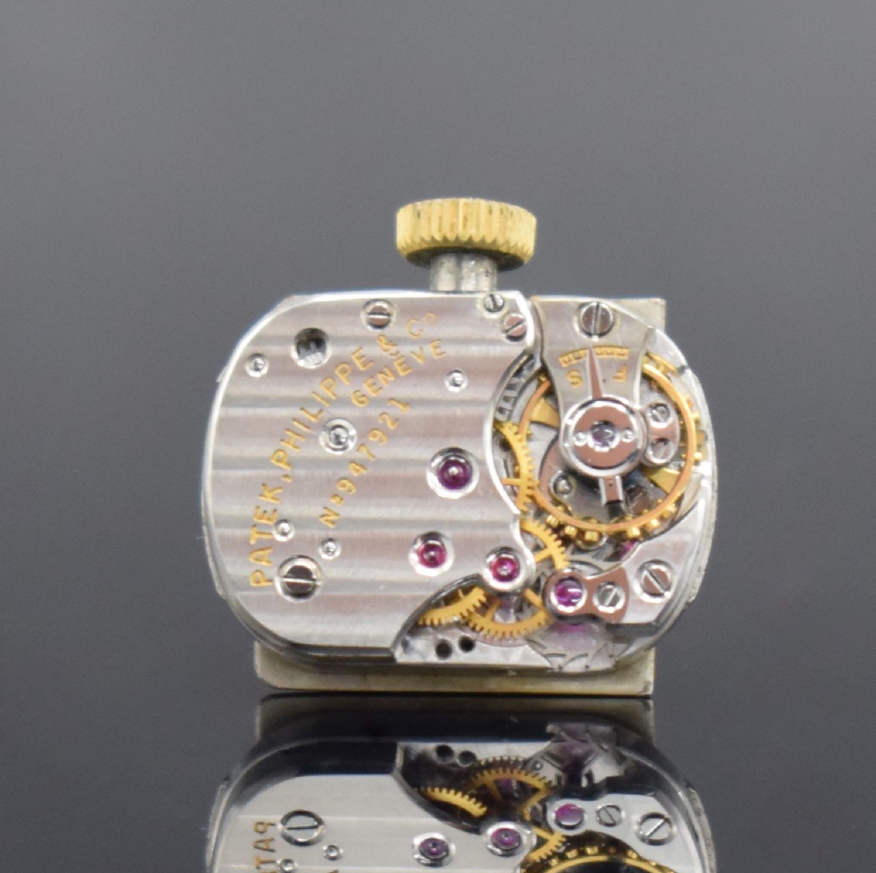 Detail g: PATEK PHILIPPE feine Damenarmbanduhr in GG 750/000, Schweiz um 1950, Handaufzug, gedr. quadratisches Geh., anges. PPC & Gay Freres sign. Band, silb. ...