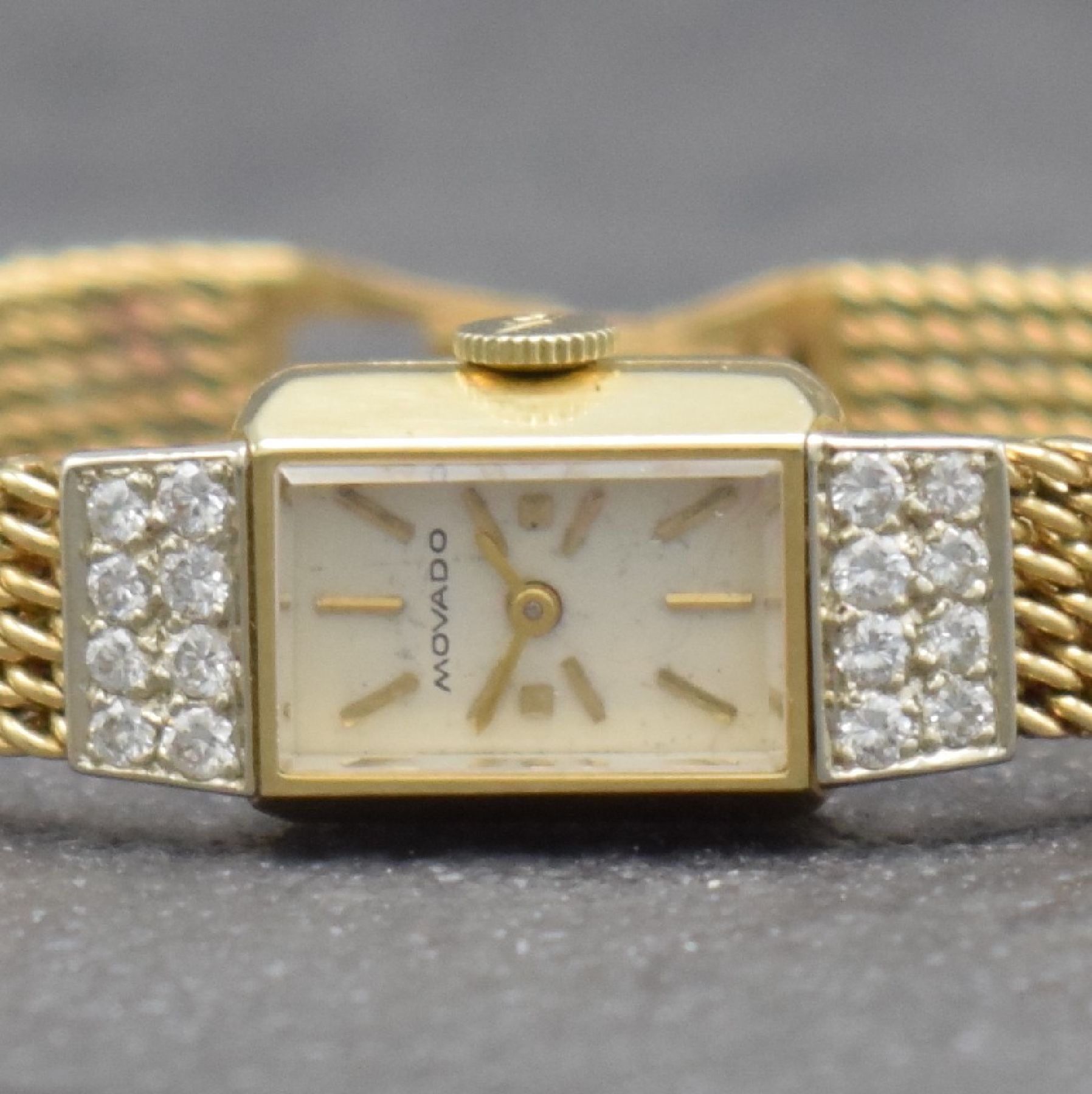Detail a: MOVADO Diamantbesetzte Damenarmbanduhr in GG 585/000, Schweiz/USA um 1960, Handaufzug, gedr. Geh., anges. Milanaiseband, orig. Krone, silb. Zifferbl. ...