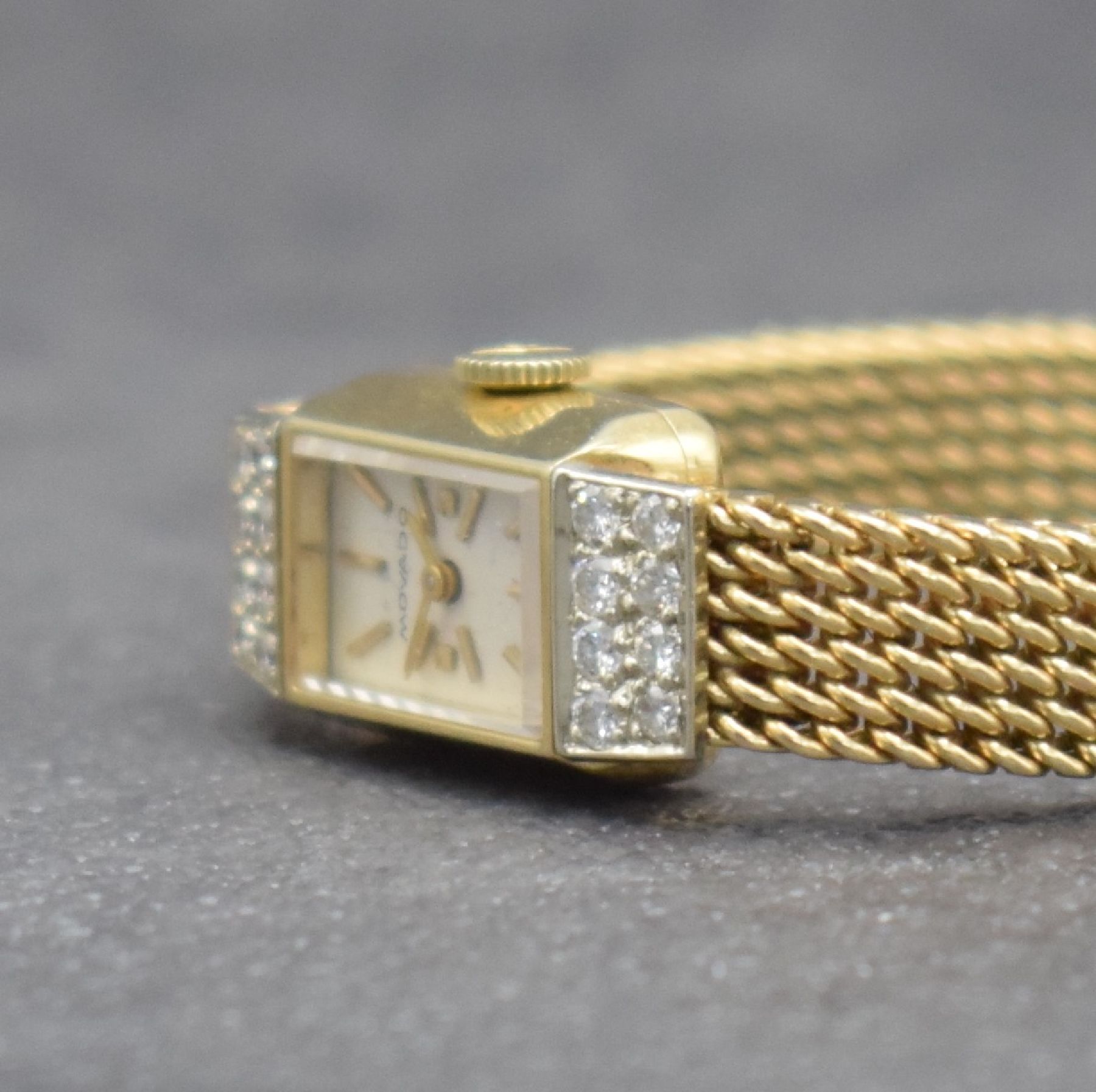 Detail b: MOVADO Diamantbesetzte Damenarmbanduhr in GG 585/000, Schweiz/USA um 1960, Handaufzug, gedr. Geh., anges. Milanaiseband, orig. Krone, silb. Zifferbl. ...