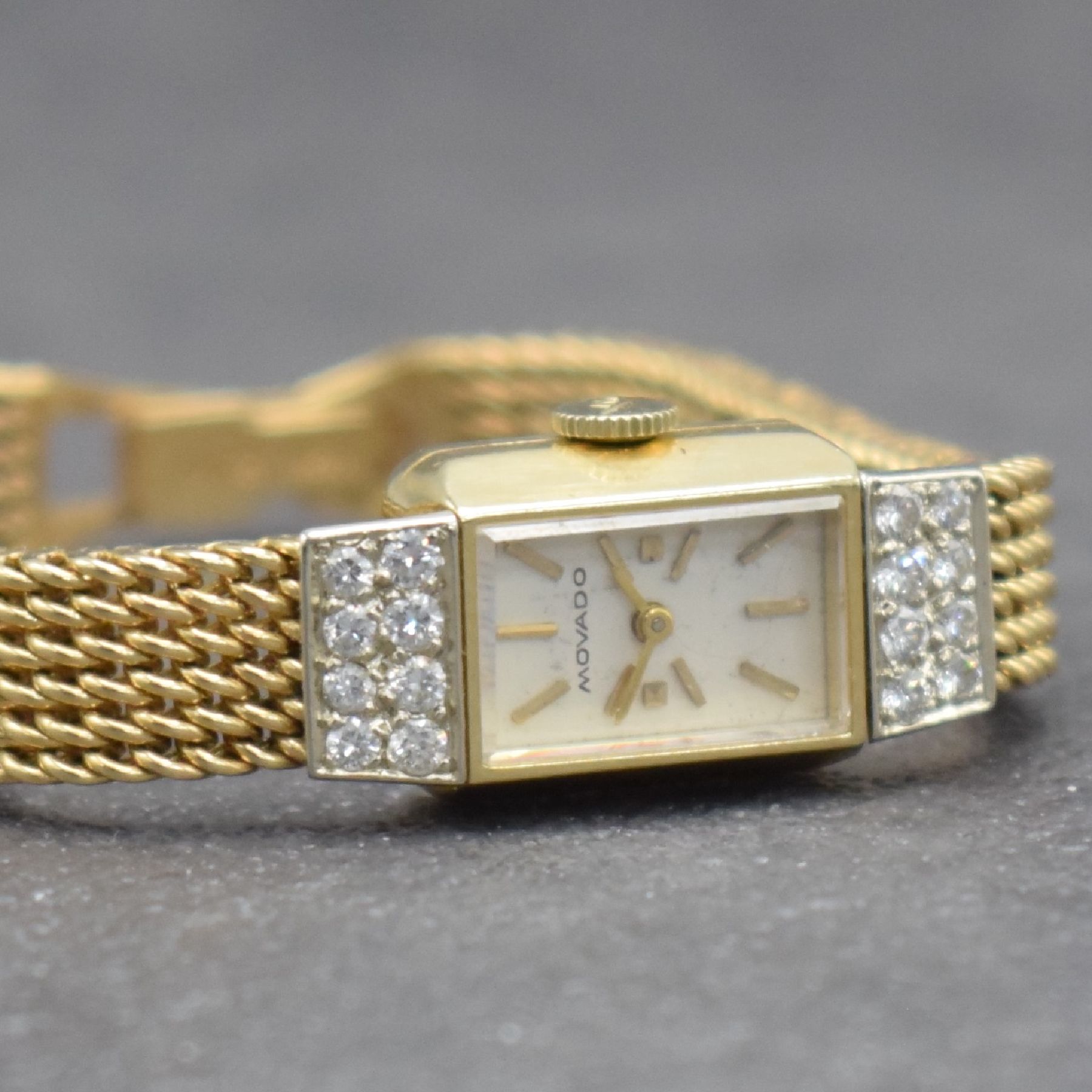 Detail c: MOVADO Diamantbesetzte Damenarmbanduhr in GG 585/000, Schweiz/USA um 1960, Handaufzug, gedr. Geh., anges. Milanaiseband, orig. Krone, silb. Zifferbl. ...