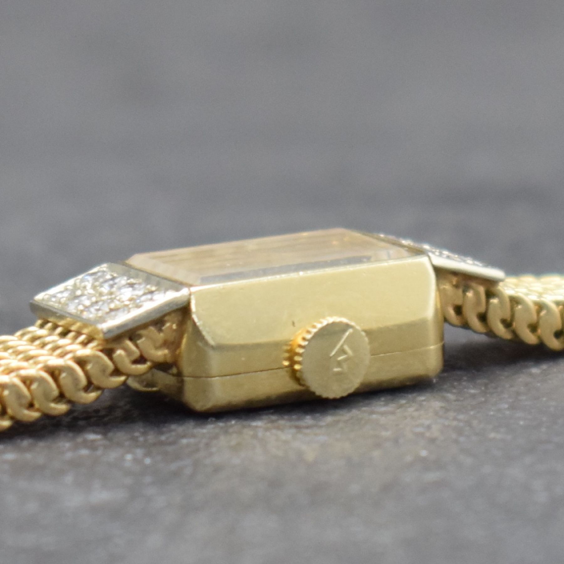 Detail e: MOVADO Diamantbesetzte Damenarmbanduhr in GG 585/000, Schweiz/USA um 1960, Handaufzug, gedr. Geh., anges. Milanaiseband, orig. Krone, silb. Zifferbl. ...