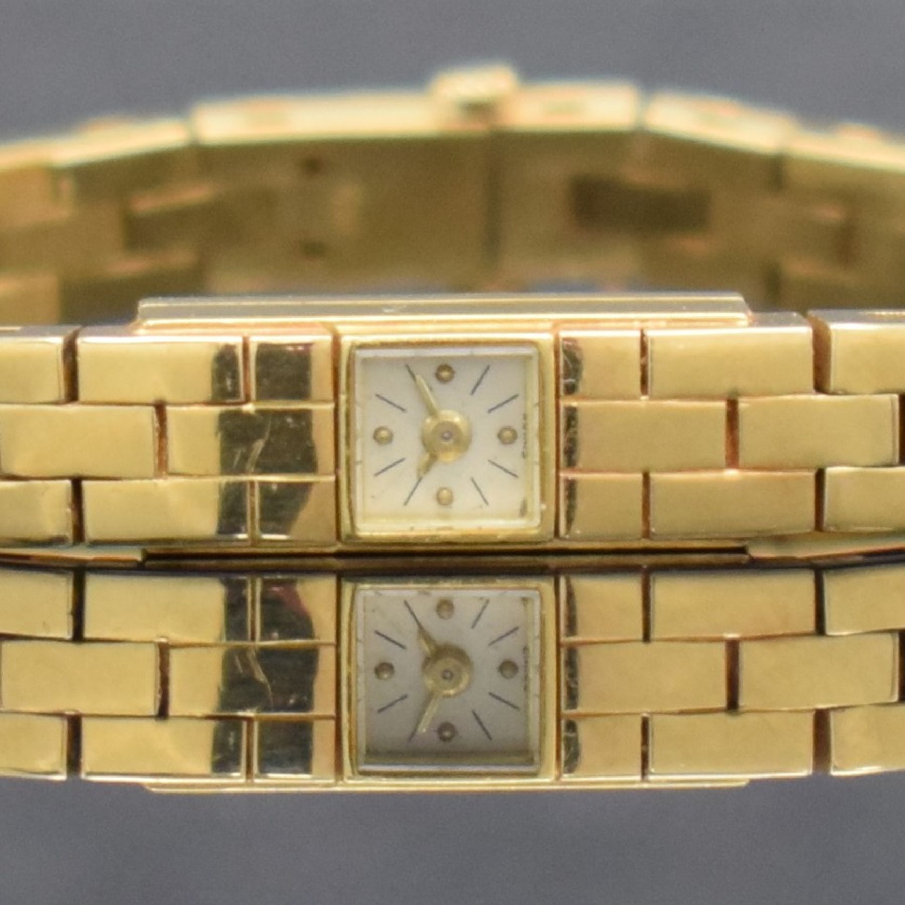 Detail a: LeCOULTRE Duo-Plan Damenarmbanduhr in GG 750/000, Schweiz um 1945, Handaufzug, 2-fach verschr. Baguette-Geh., integr. 3-reihiges Backsteinband, ...