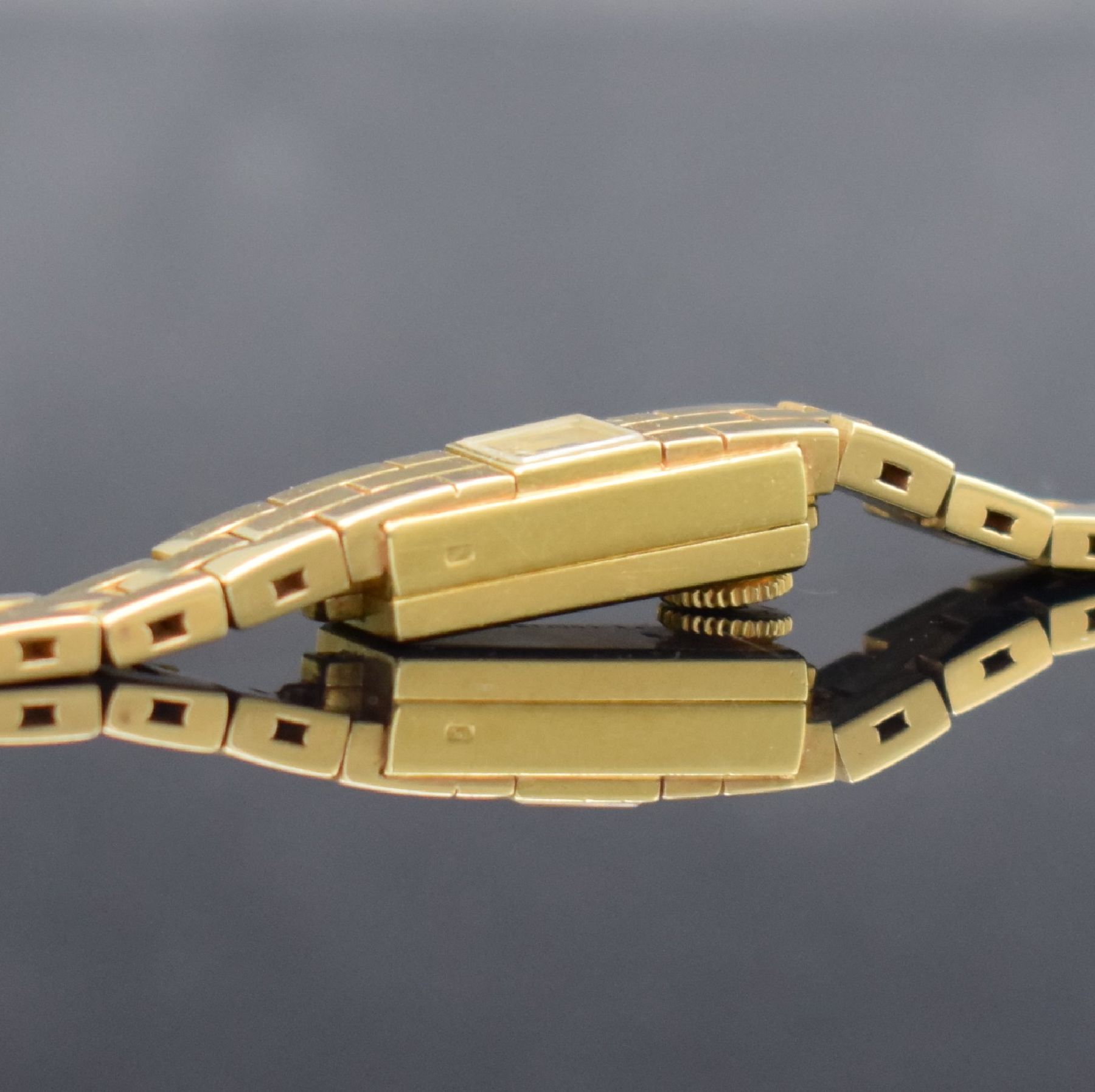 Detail d: LeCOULTRE Duo-Plan Damenarmbanduhr in GG 750/000, Schweiz um 1945, Handaufzug, 2-fach verschr. Baguette-Geh., integr. 3-reihiges Backsteinband, ...