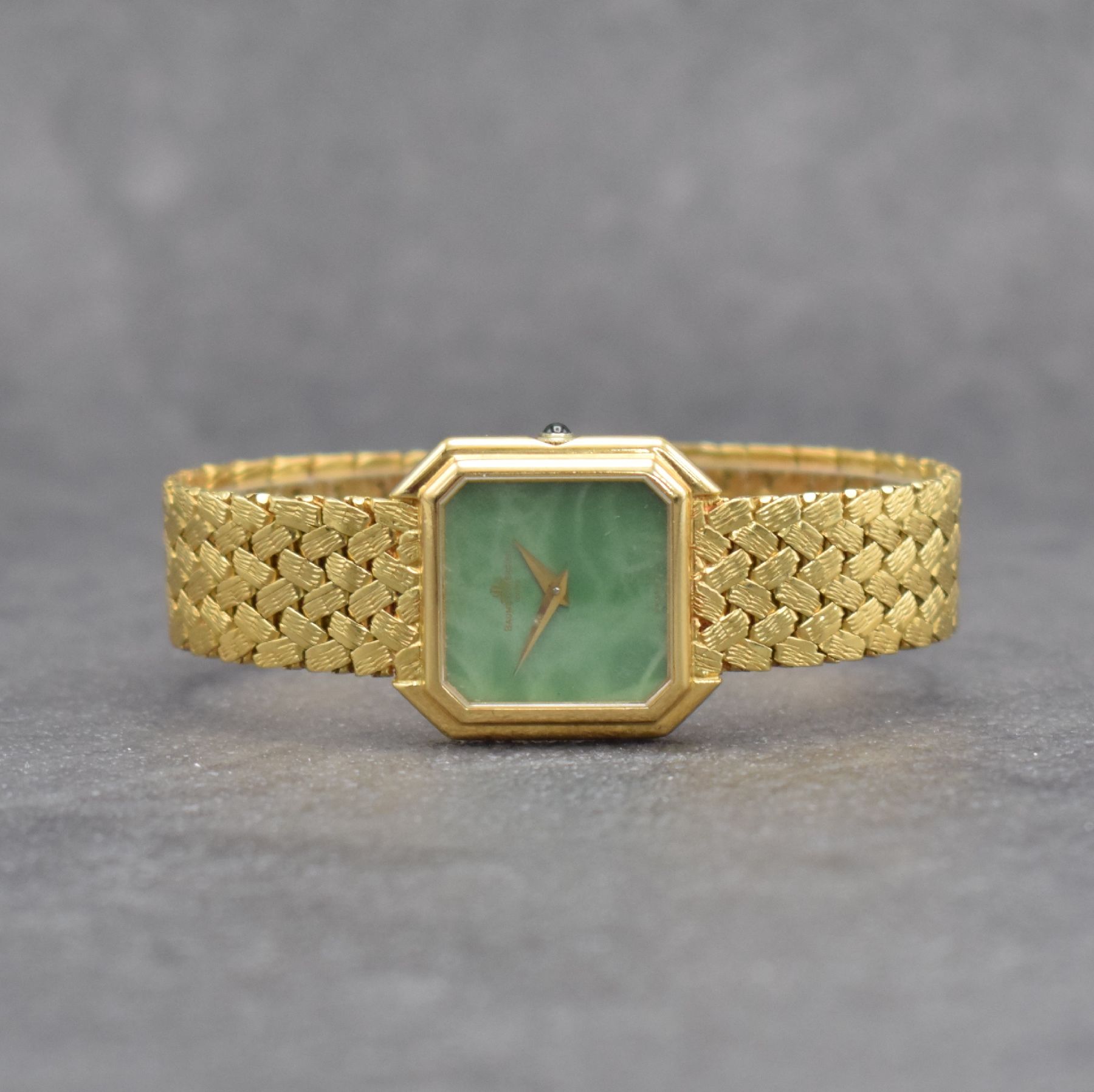 BAUME & MERCIER Damenarmbanduhr in GG 750/000, Schweiz um 1985, Handaufzug, 8-eckiges Geh., Boden aufgedr., anges. Flechtband, grünes Chinalack ...