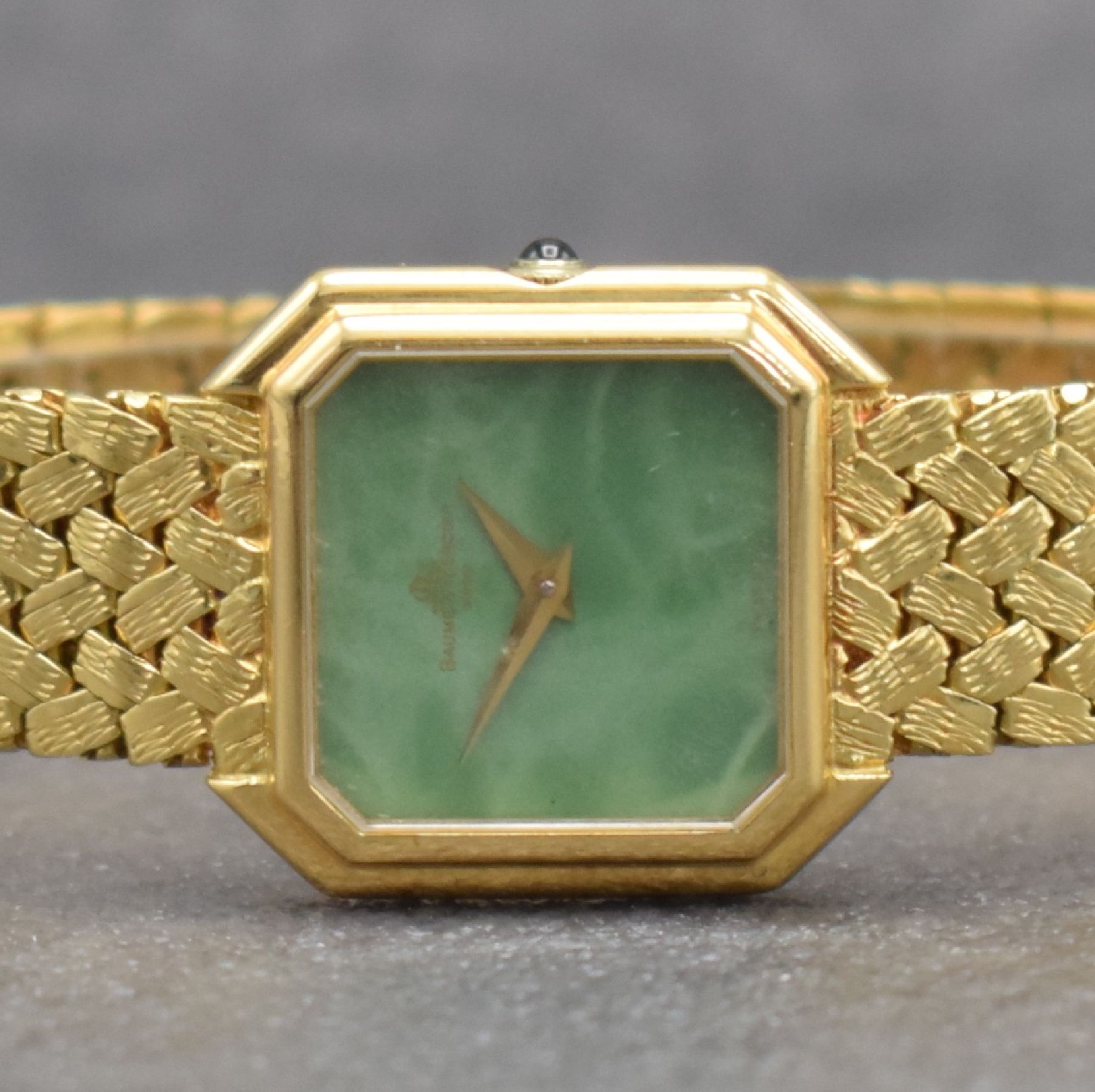 Detail a: BAUME & MERCIER Damenarmbanduhr in GG 750/000, Schweiz um 1985, Handaufzug, 8-eckiges Geh., Boden aufgedr., anges. Flechtband, grünes Chinalack ...