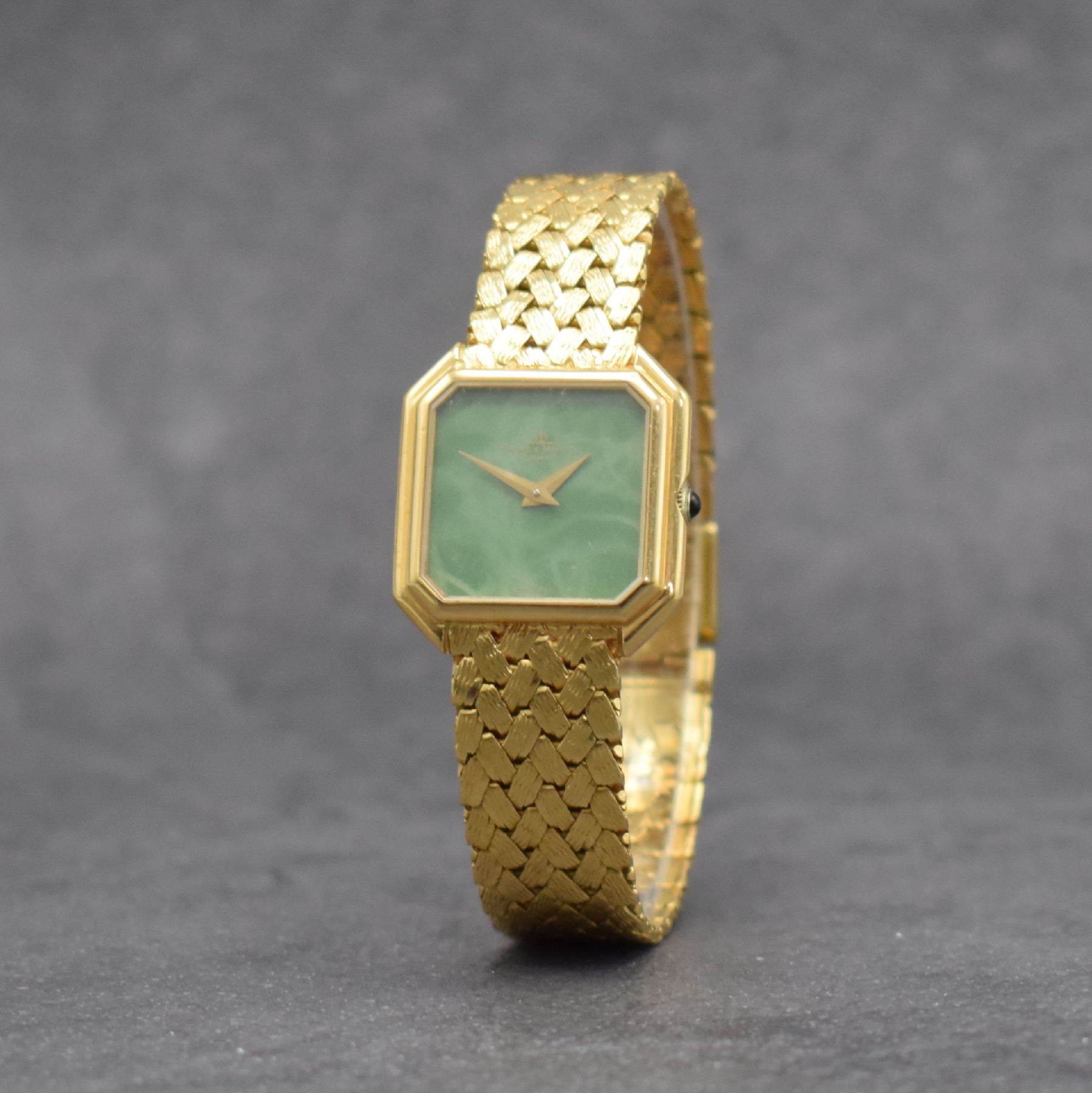 Detail b: BAUME & MERCIER Damenarmbanduhr in GG 750/000, Schweiz um 1985, Handaufzug, 8-eckiges Geh., Boden aufgedr., anges. Flechtband, grünes Chinalack ...