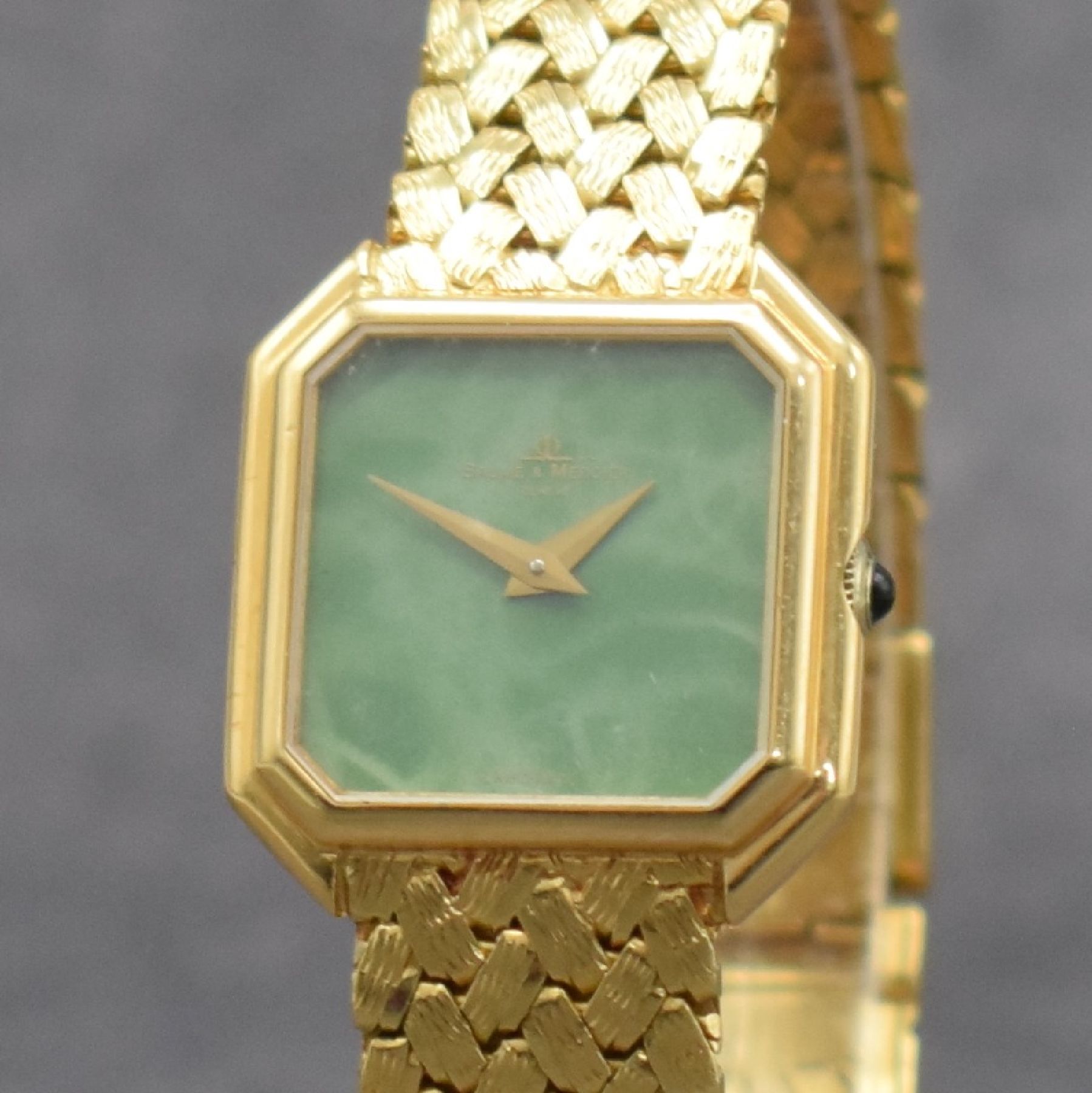 Detail c: BAUME & MERCIER Damenarmbanduhr in GG 750/000, Schweiz um 1985, Handaufzug, 8-eckiges Geh., Boden aufgedr., anges. Flechtband, grünes Chinalack ...