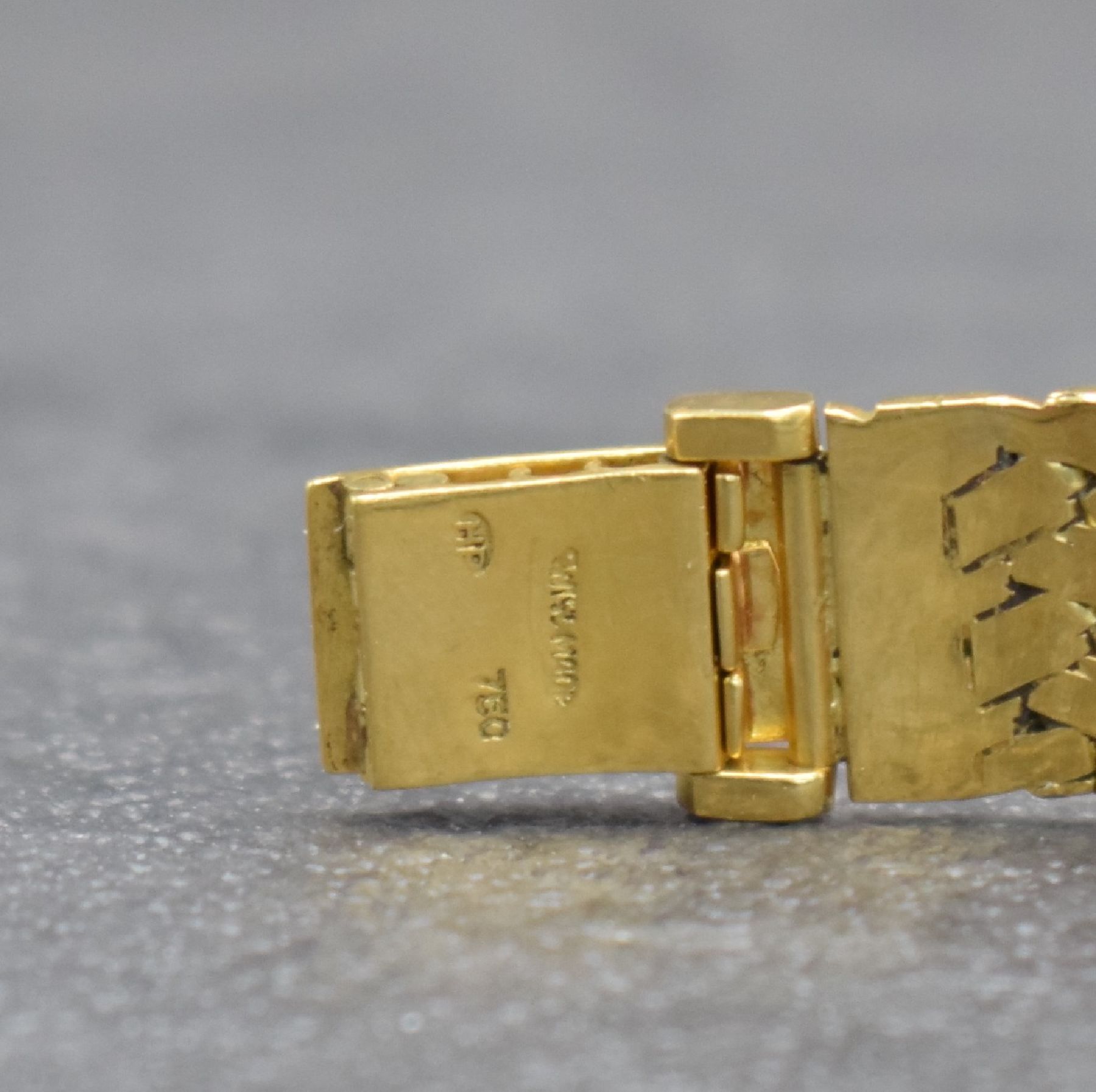 Detail d: BAUME & MERCIER Damenarmbanduhr in GG 750/000, Schweiz um 1985, Handaufzug, 8-eckiges Geh., Boden aufgedr., anges. Flechtband, grünes Chinalack ...