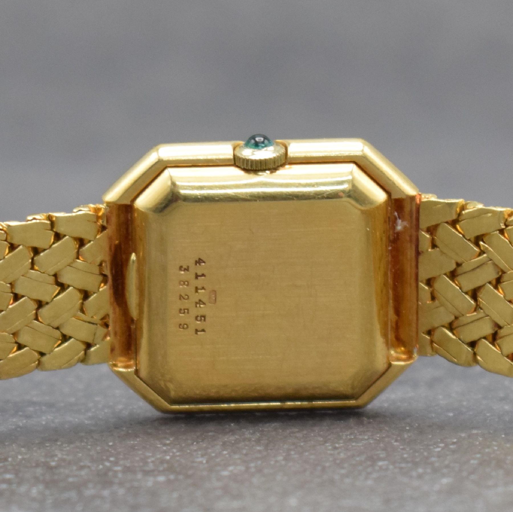 Detail e: BAUME & MERCIER Damenarmbanduhr in GG 750/000, Schweiz um 1985, Handaufzug, 8-eckiges Geh., Boden aufgedr., anges. Flechtband, grünes Chinalack ...