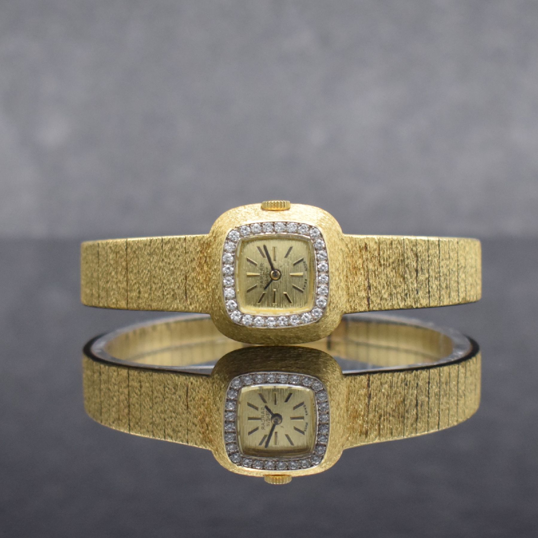 SARCAR ausgefallene Diamantbesetzte Damenarmbanduhr in GG 750/000, Schweiz um 1975, Handaufzug, graniertes Geh. & Band, Boden aufgedr., gold. ...