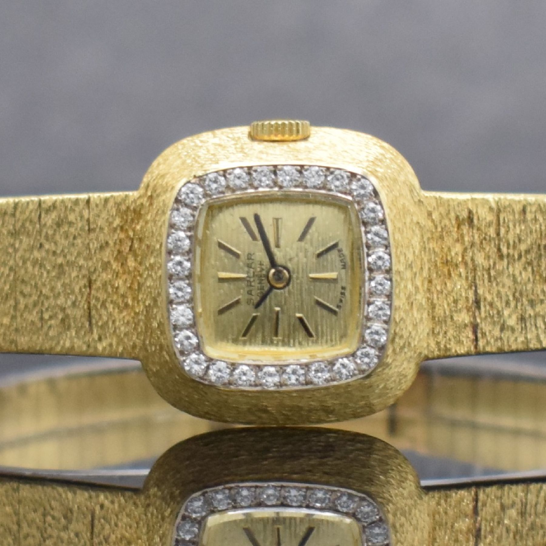 Detail a: SARCAR ausgefallene Diamantbesetzte Damenarmbanduhr in GG 750/000, Schweiz um 1975, Handaufzug, graniertes Geh. & Band, Boden aufgedr., gold. ...