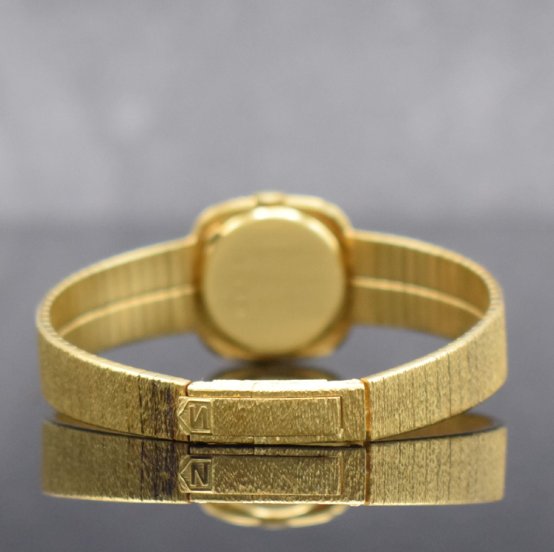 Detail d: SARCAR ausgefallene Diamantbesetzte Damenarmbanduhr in GG 750/000, Schweiz um 1975, Handaufzug, graniertes Geh. & Band, Boden aufgedr., gold. ...